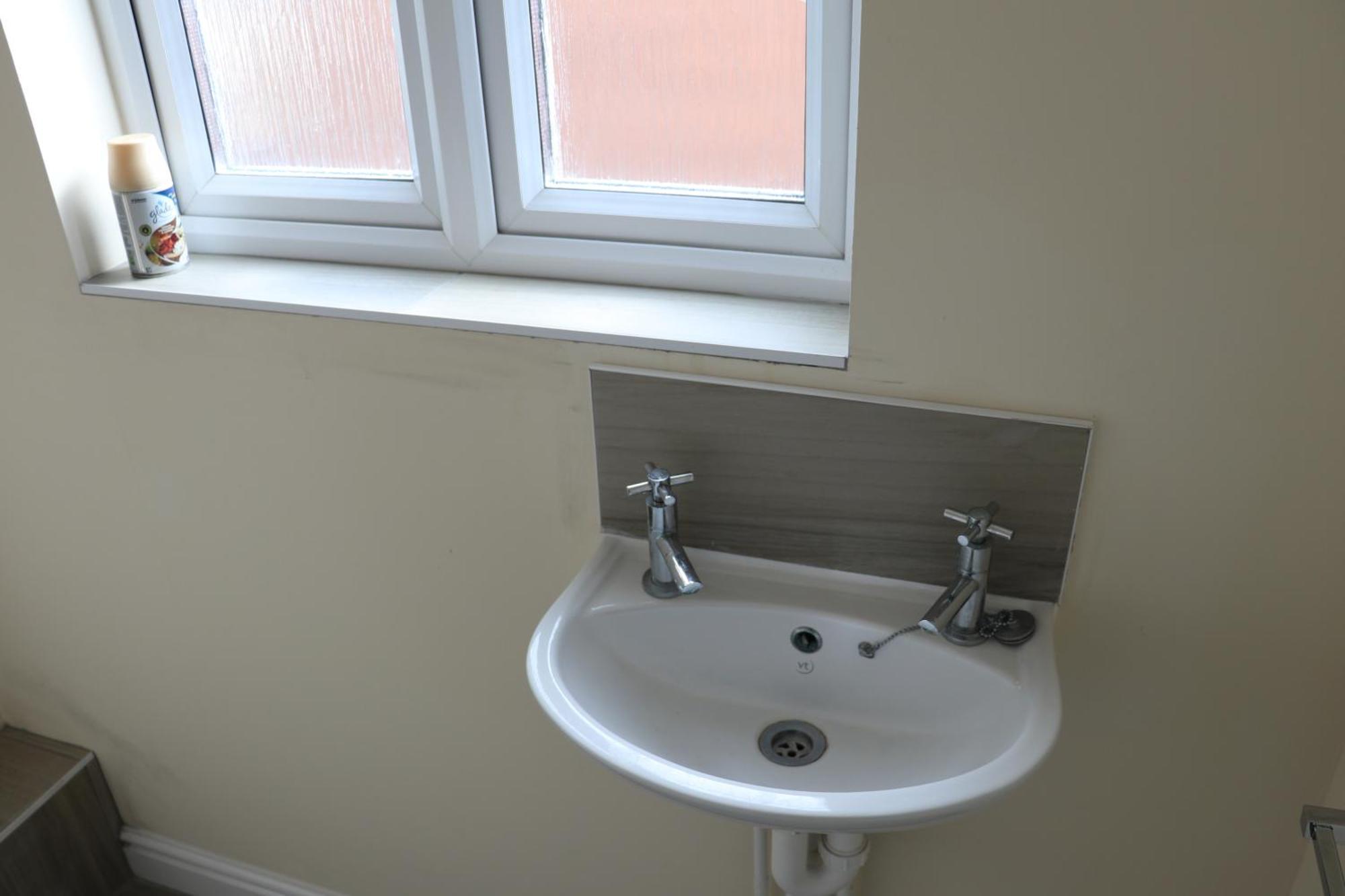 The Iris House Is Close To Centre And Is Ideal For Tourists, Visiting Family Members Or Work Related Activities Including Contractors * Peterborough