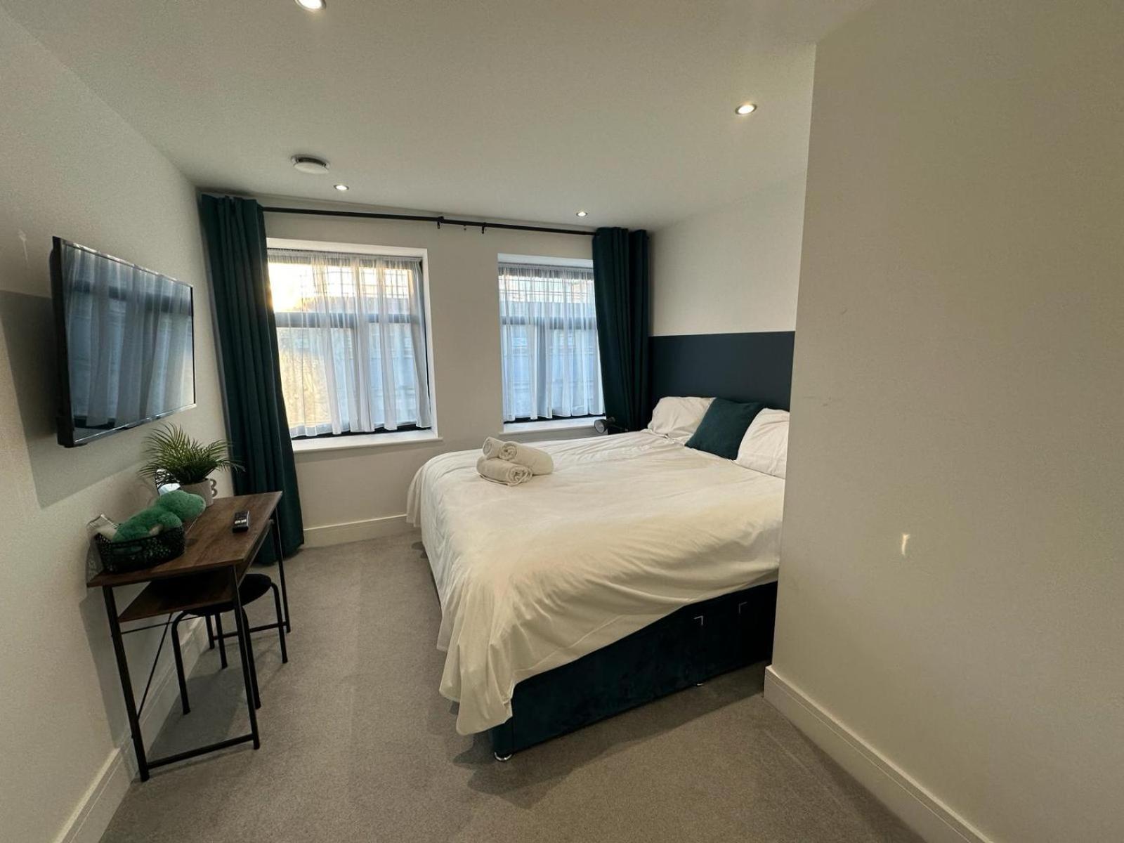 Kings Gate Apartment *