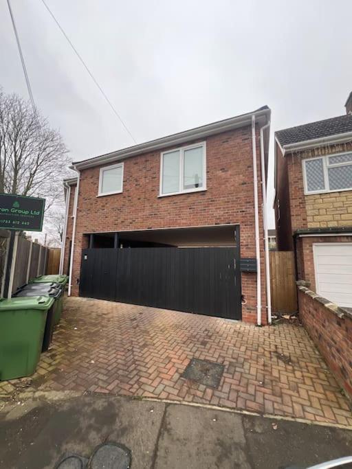 Apartment Close To Centre - Sleeps Up To 5, Perfect For Contractors With Private Secure Parking!