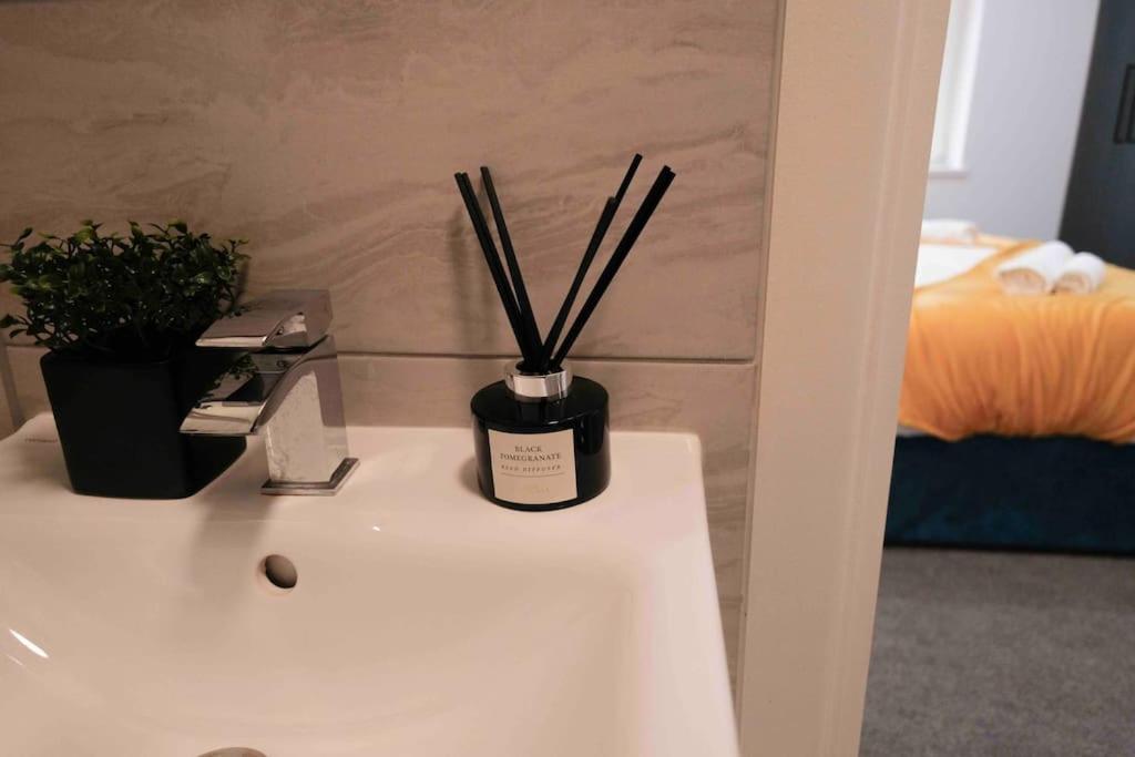 Close To Centre - Sleeps Up To 5, Perfect For Contractors With Private Secure Parking! Apartment