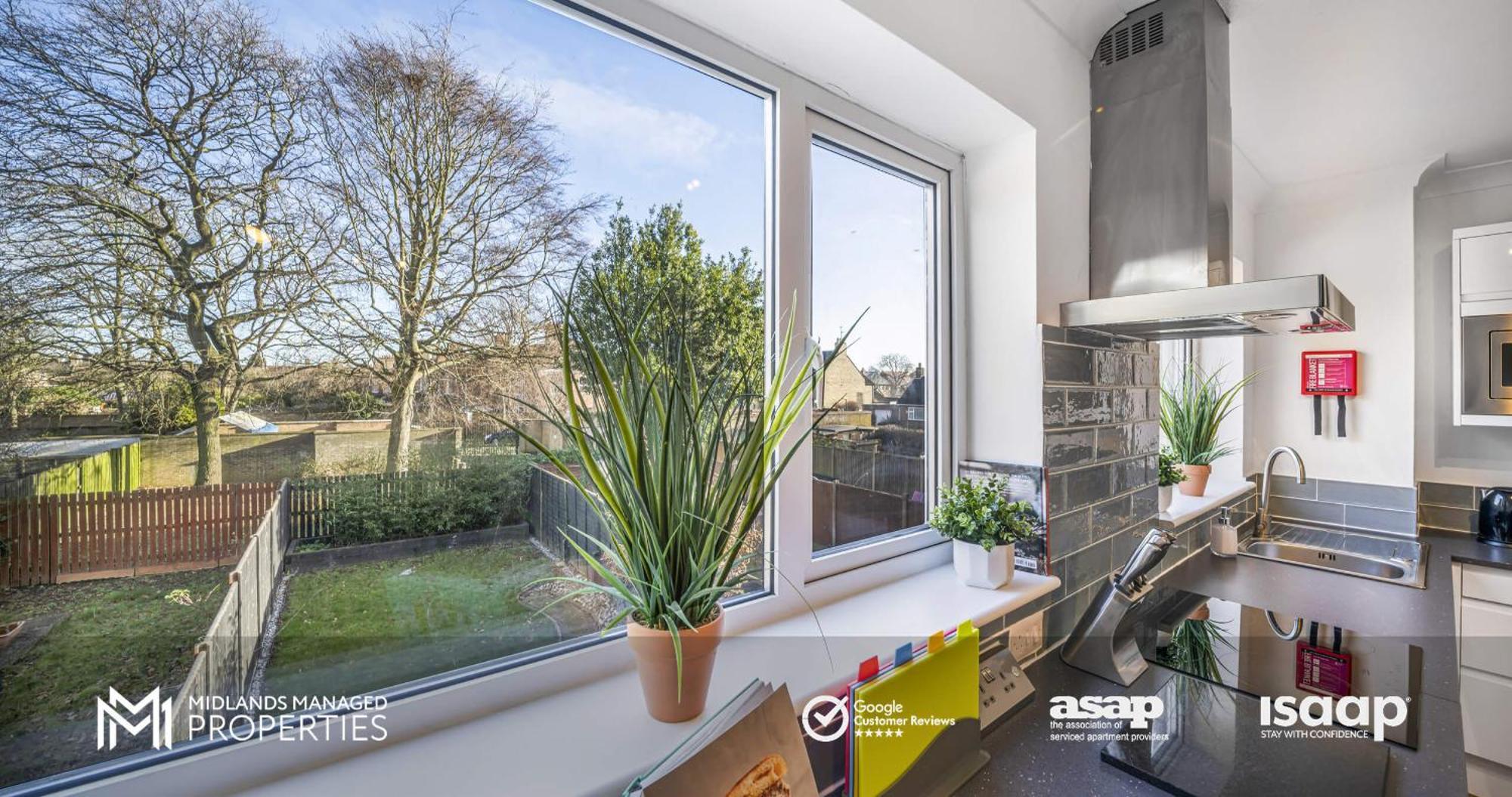 Apartment Modern Greenfield Townhouse: Edge Retreat Peterborough
