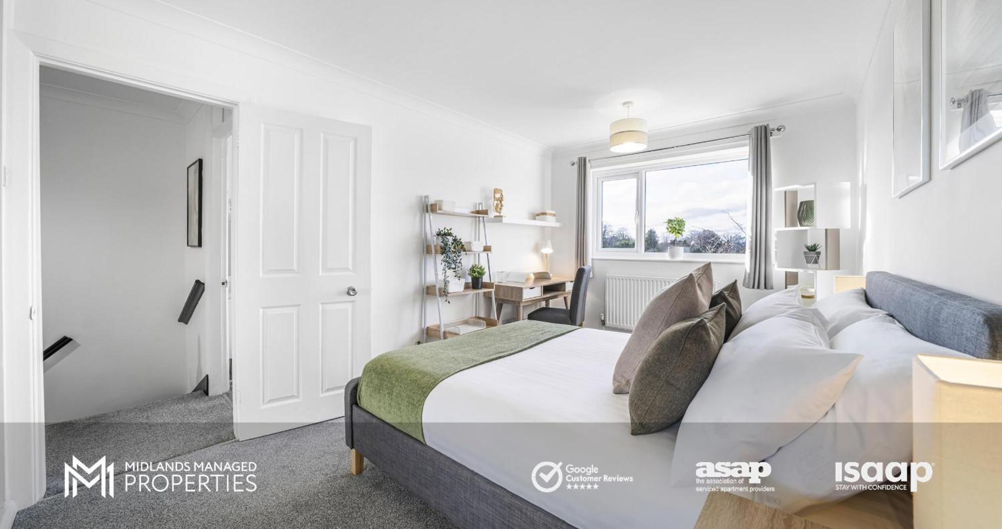 Apartment Modern Greenfield Townhouse: Edge Retreat Peterborough