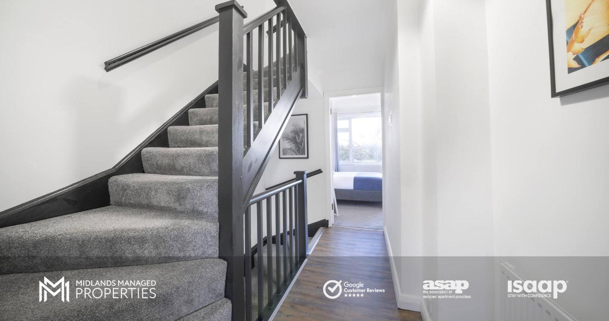 Apartment Modern Greenfield Townhouse: Edge Retreat *