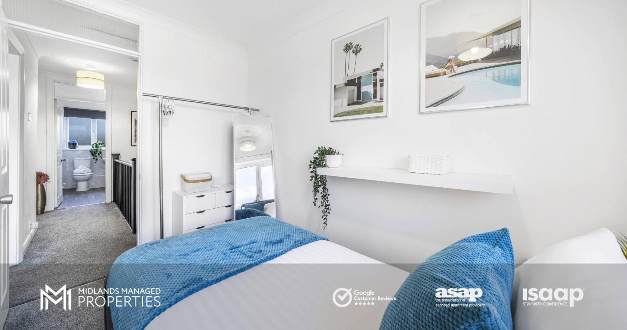 Apartment Modern Greenfield Townhouse: Edge Retreat Peterborough