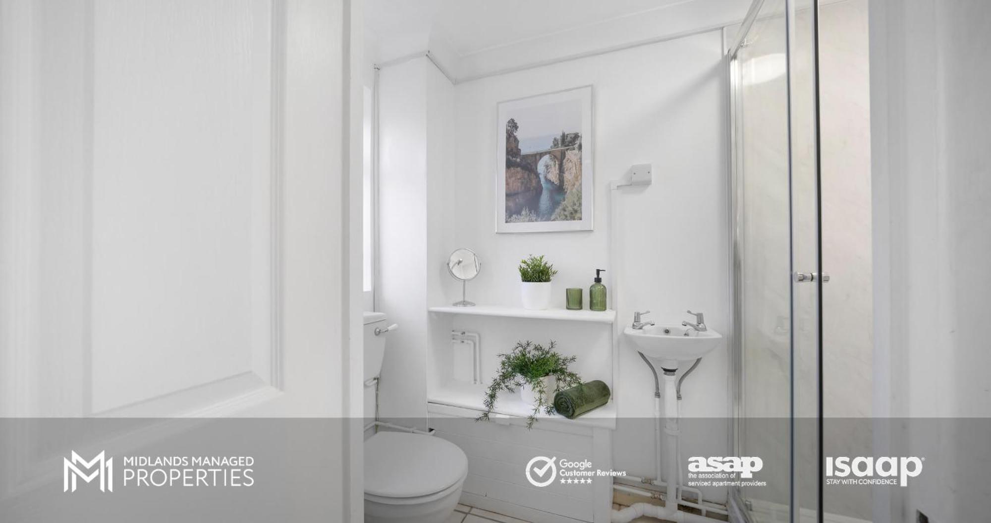 Apartment Modern Greenfield Townhouse: Edge Retreat *