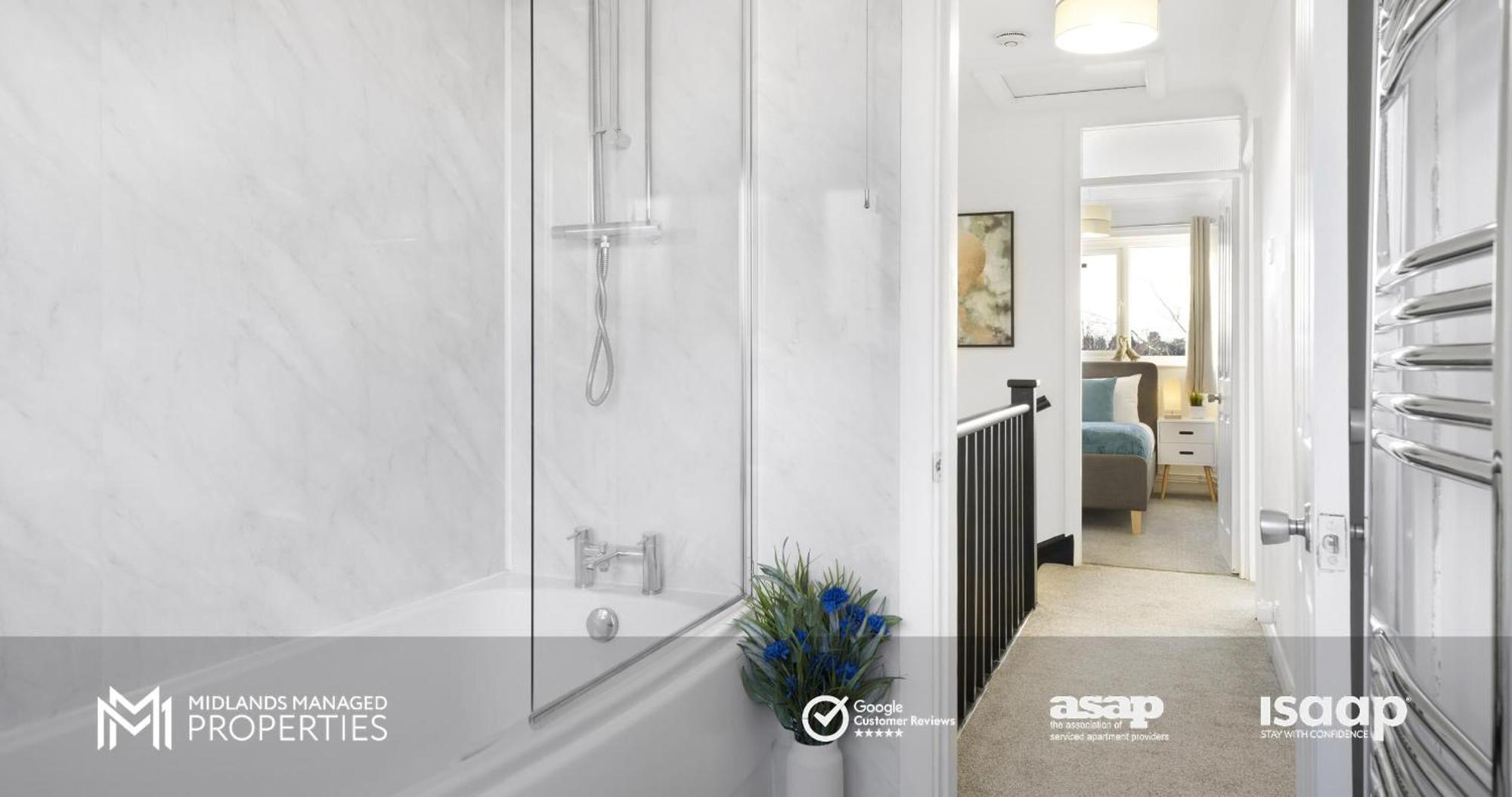 Apartment Modern Greenfield Townhouse: Edge Retreat Peterborough