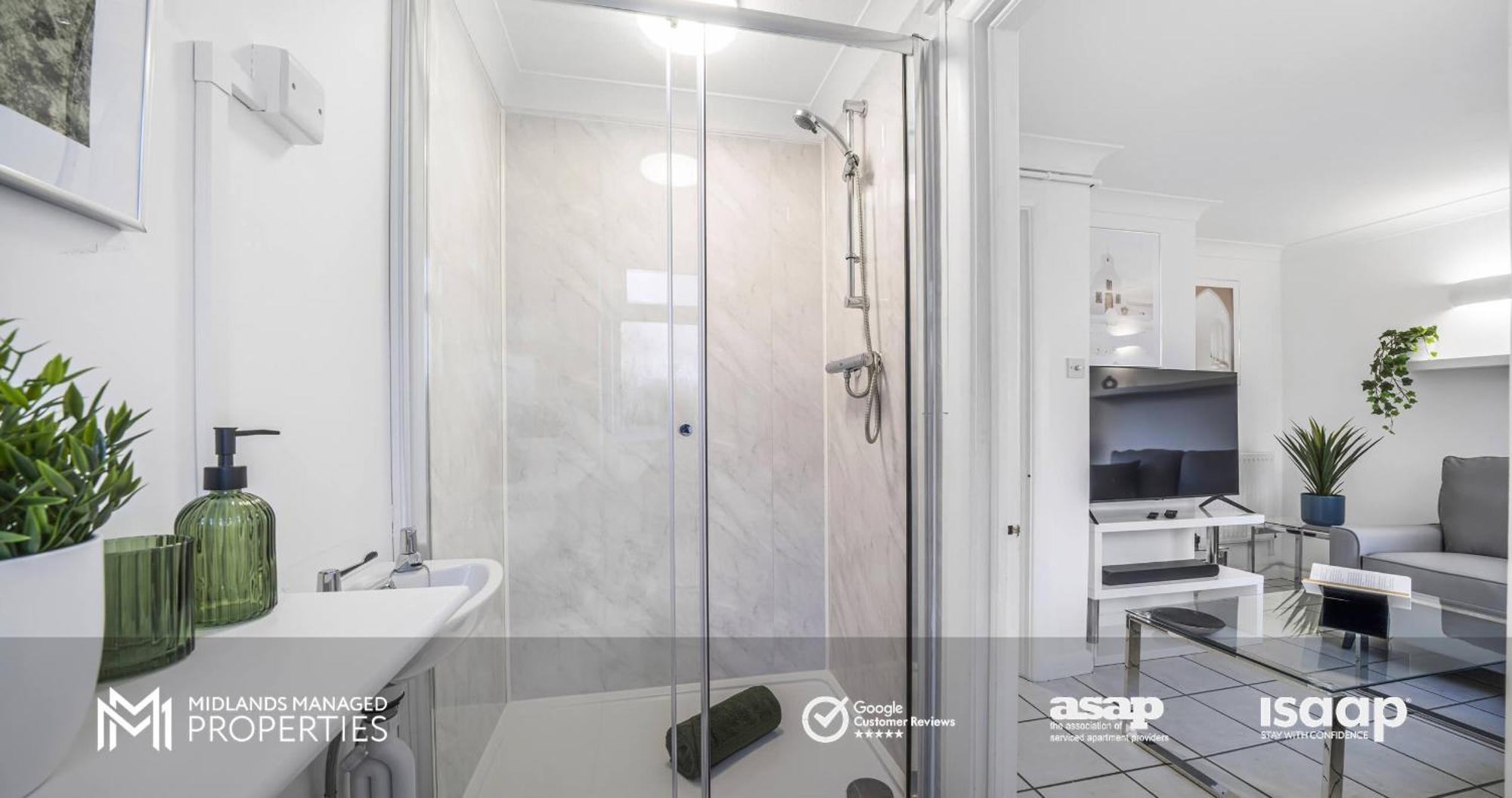 Apartment Modern Greenfield Townhouse: Edge Retreat *