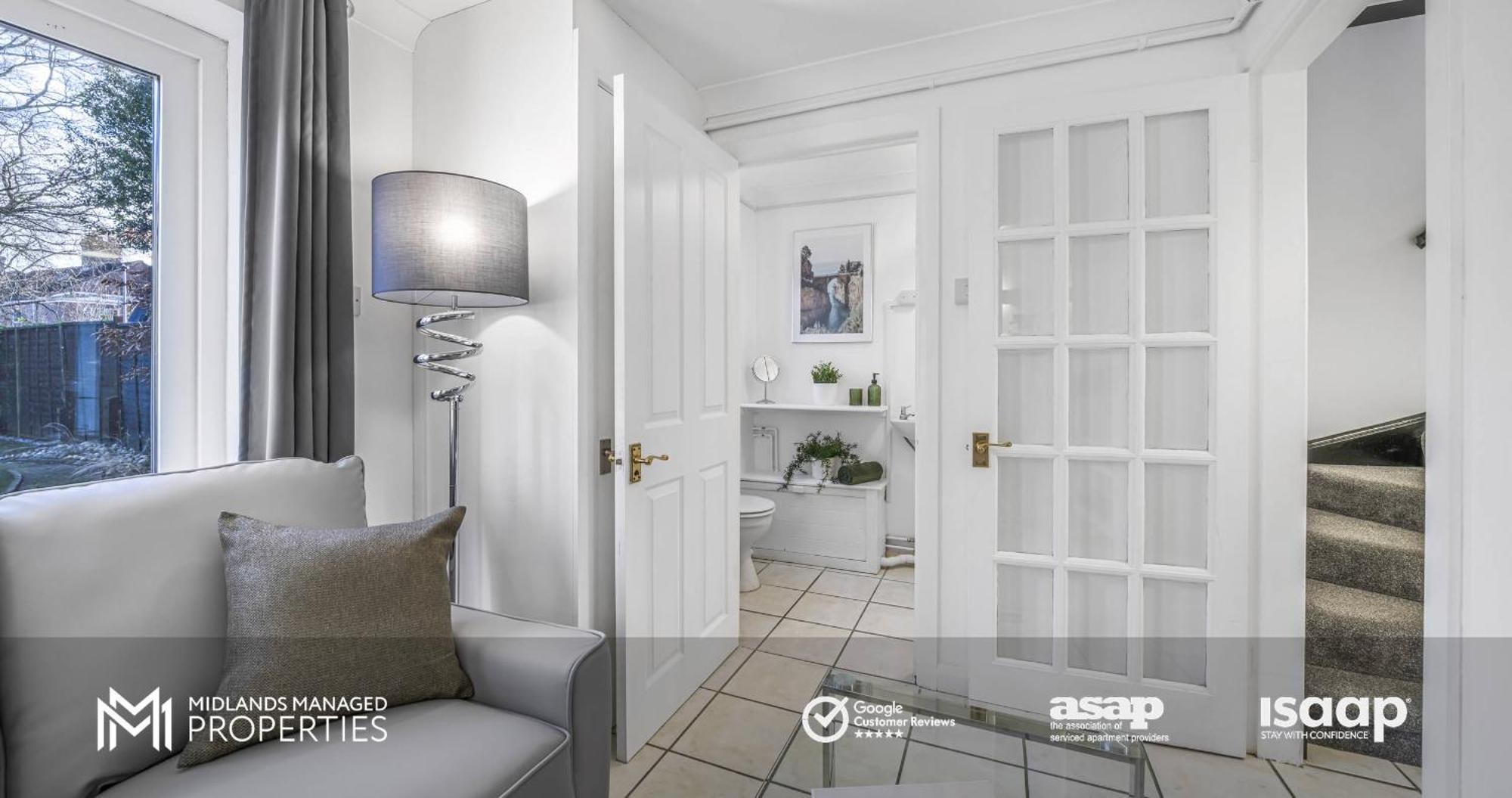 Apartment Modern Greenfield Townhouse: Edge Retreat Peterborough