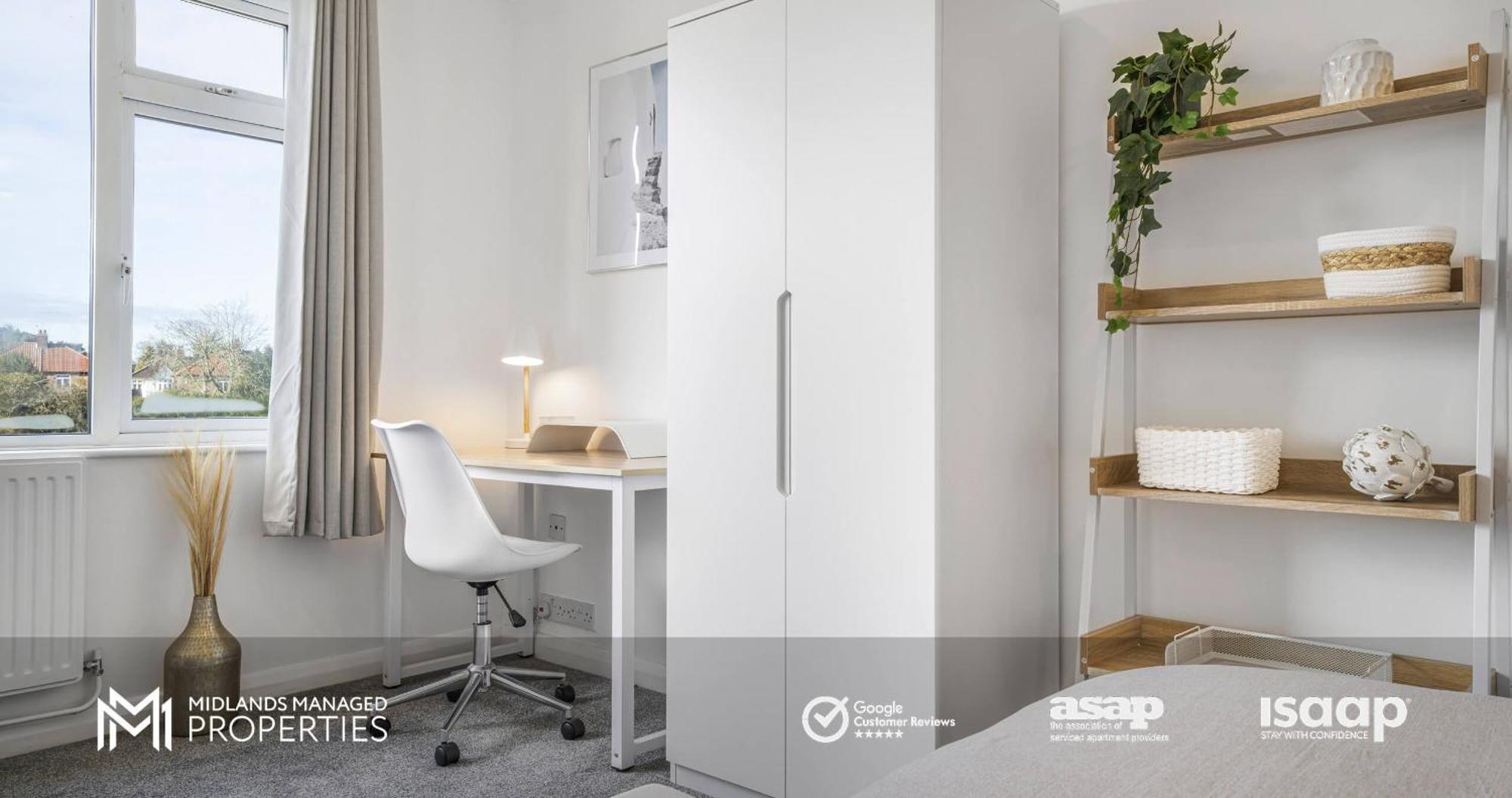 Apartment Modern Greenfield Townhouse: Edge Retreat Peterborough