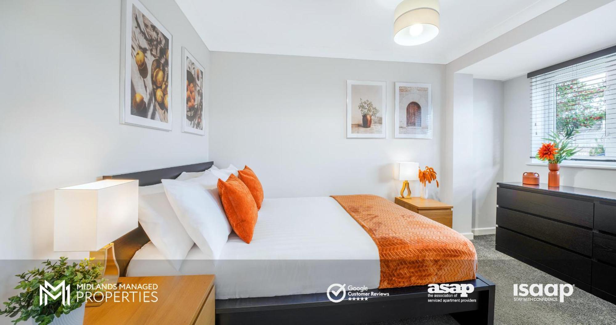 Modern Centre Apartment. Private Entrance, Garden, Parking, Garage, Quiet Neighbourhood Apartment