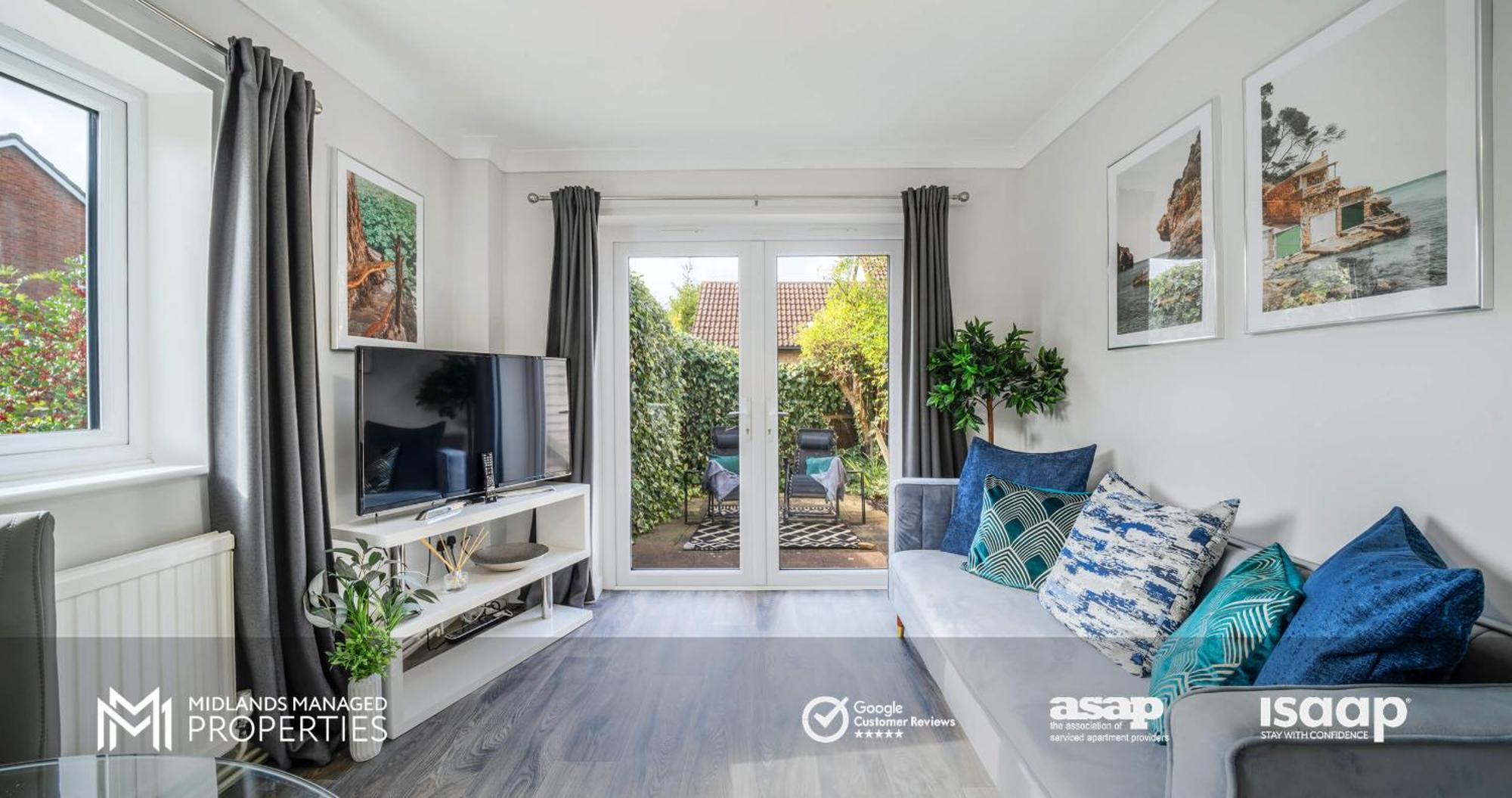Apartment Modern Centre Apartment. Private Entrance, Garden, Parking, Garage, Quiet Neighbourhood *