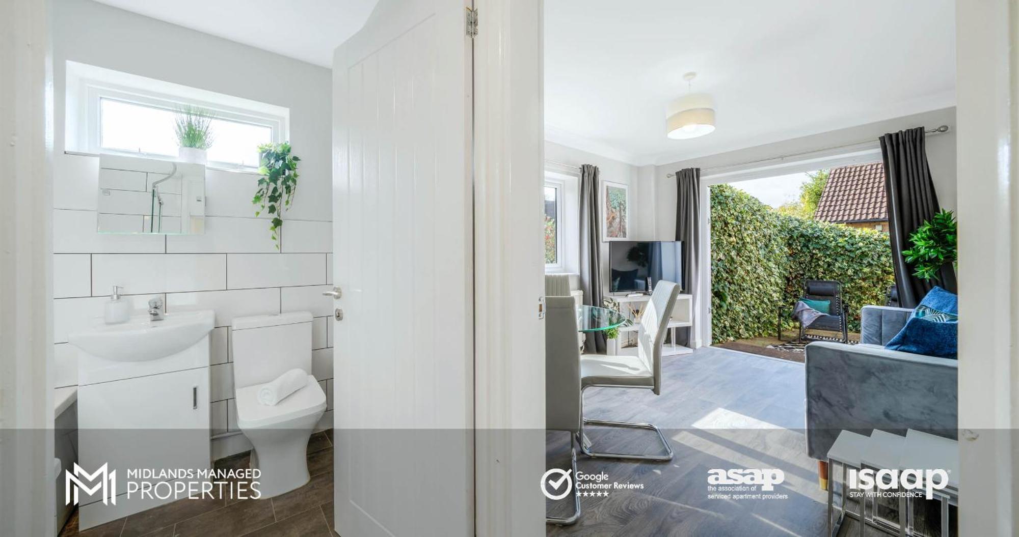 Modern Centre Apartment. Private Entrance, Garden, Parking, Garage, Quiet Neighbourhood * Peterborough