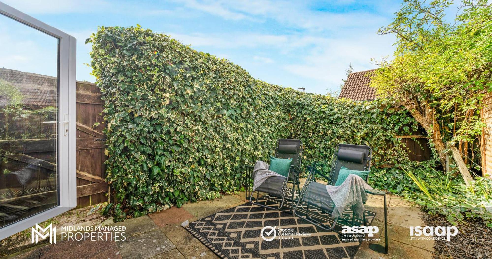 Modern Centre Apartment. Private Entrance, Garden, Parking, Garage, Quiet Neighbourhood *
