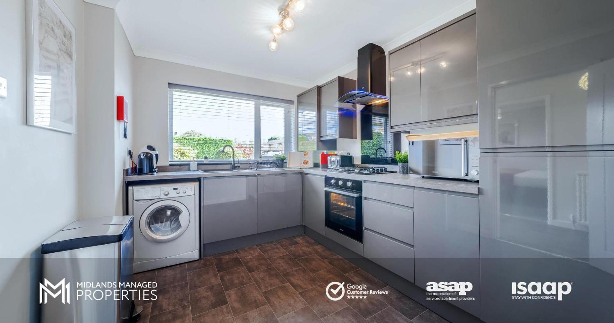 Modern Centre Apartment. Private Entrance, Garden, Parking, Garage, Quiet Neighbourhood Peterborough