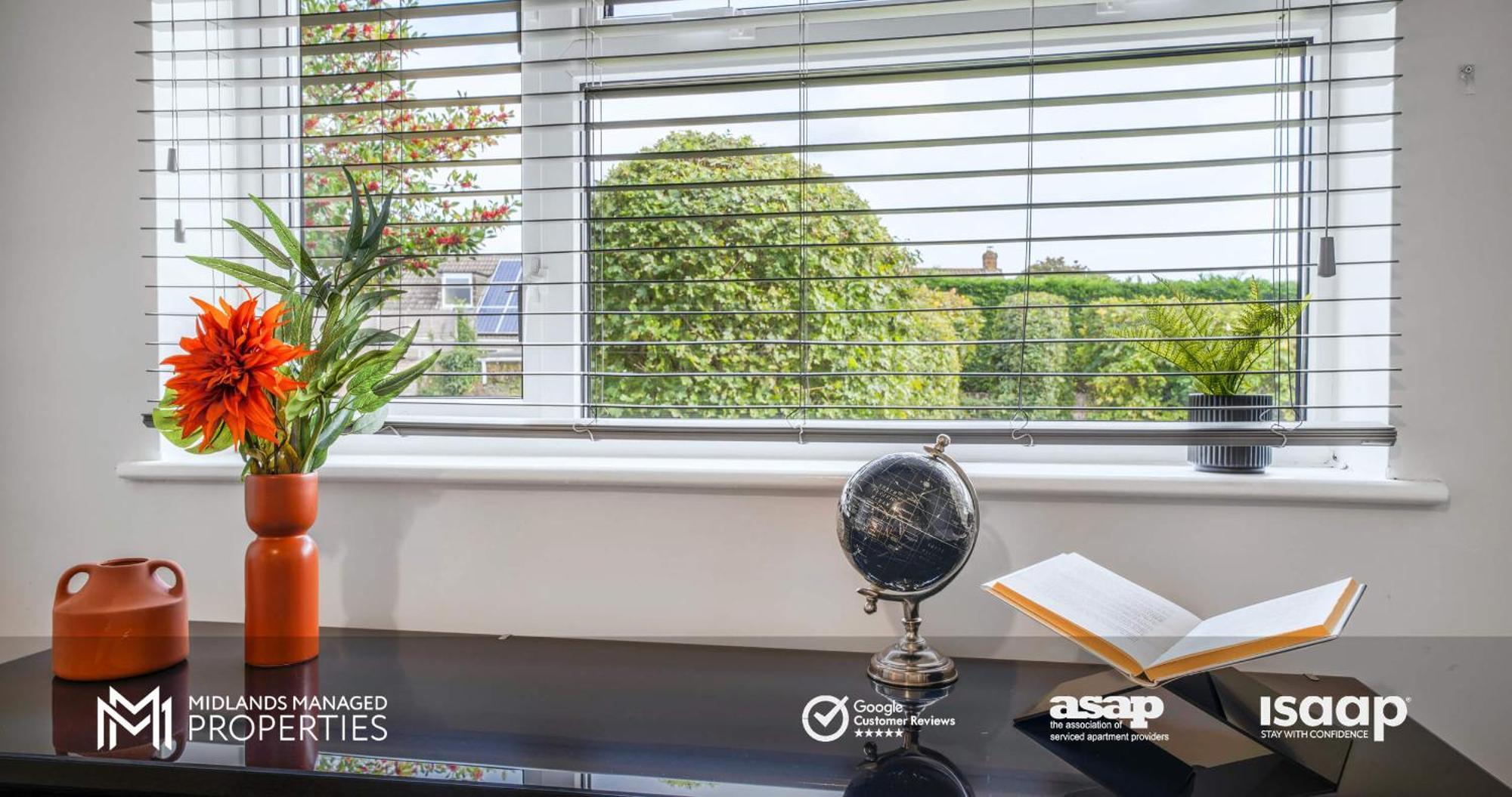 Modern Centre Apartment. Private Entrance, Garden, Parking, Garage, Quiet Neighbourhood
