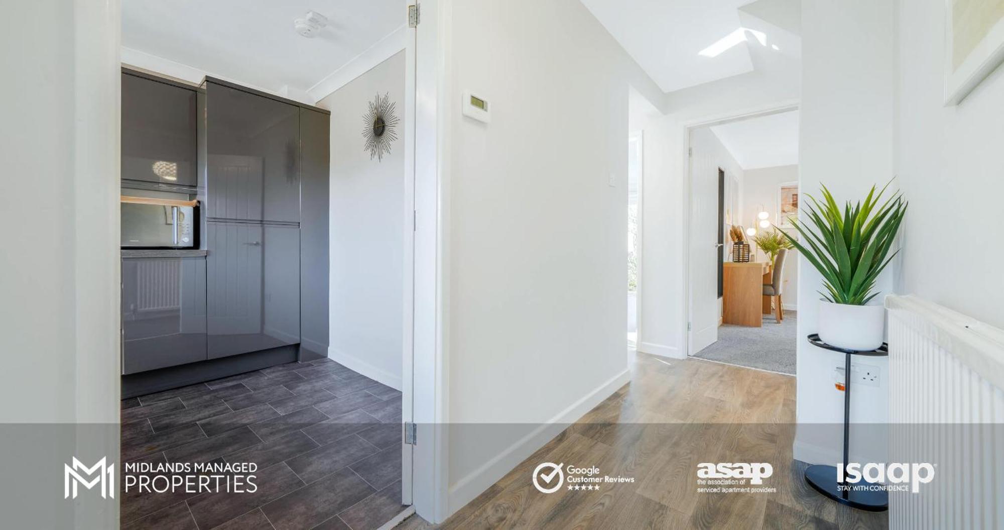 Modern Centre Apartment. Private Entrance, Garden, Parking, Garage, Quiet Neighbourhood Apartment