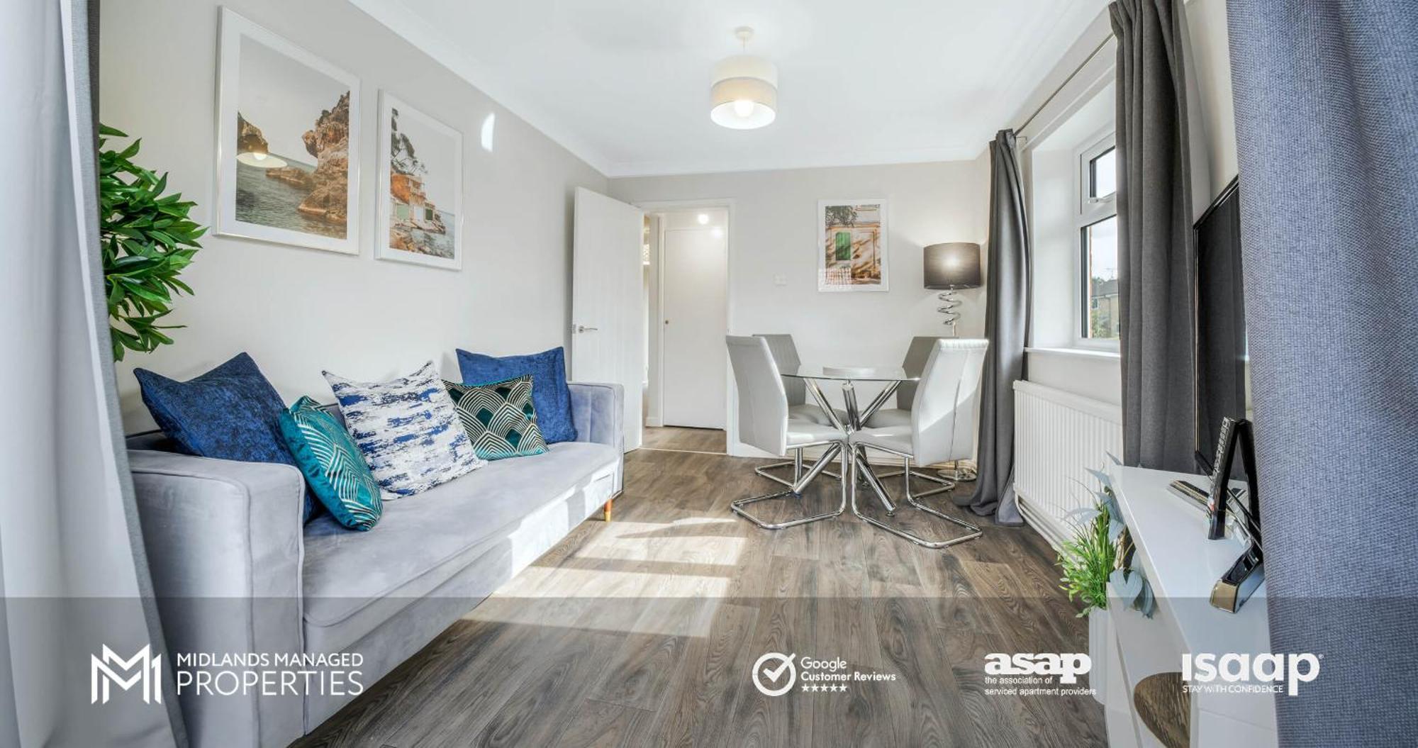 Apartment Modern Centre Apartment. Private Entrance, Garden, Parking, Garage, Quiet Neighbourhood
