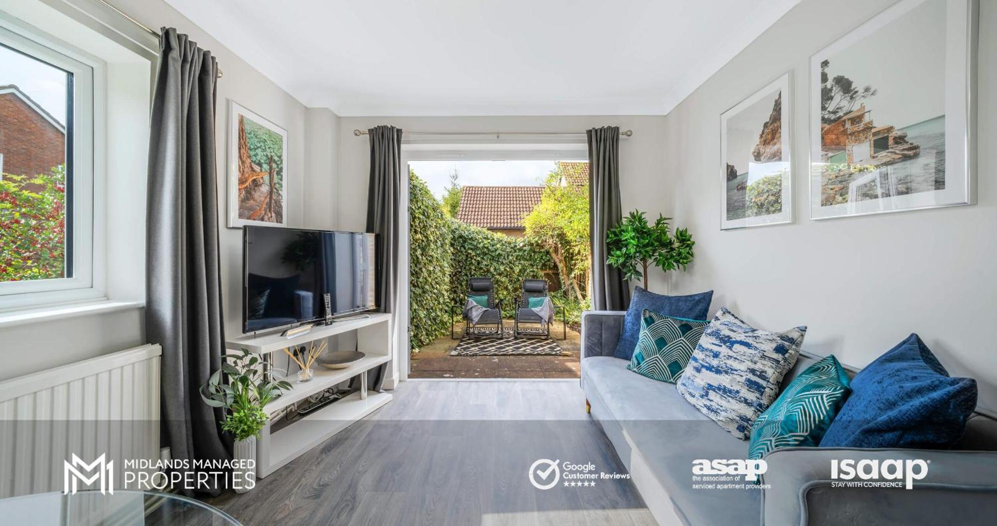 Modern Centre Apartment. Private Entrance, Garden, Parking, Garage, Quiet Neighbourhood Apartment *