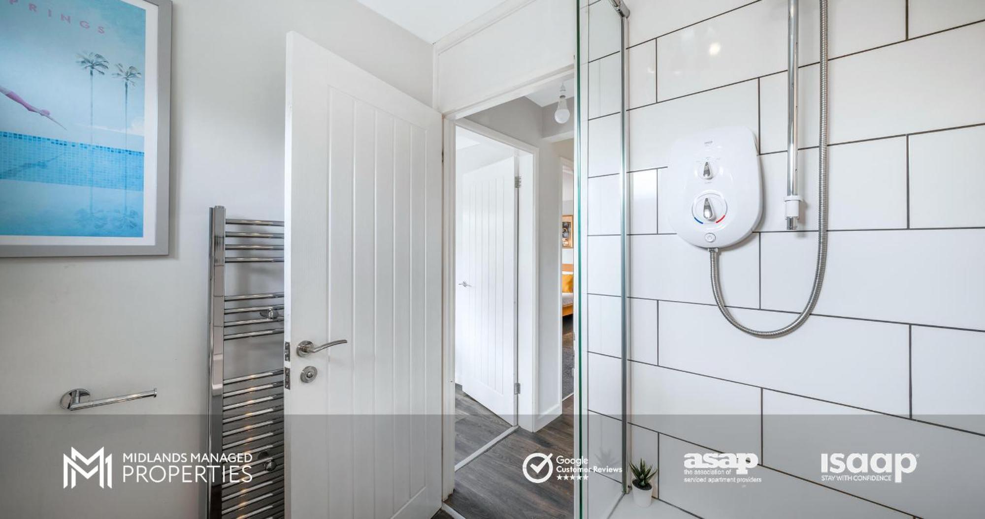 Apartment Modern Centre Apartment. Private Entrance, Garden, Parking, Garage, Quiet Neighbourhood *