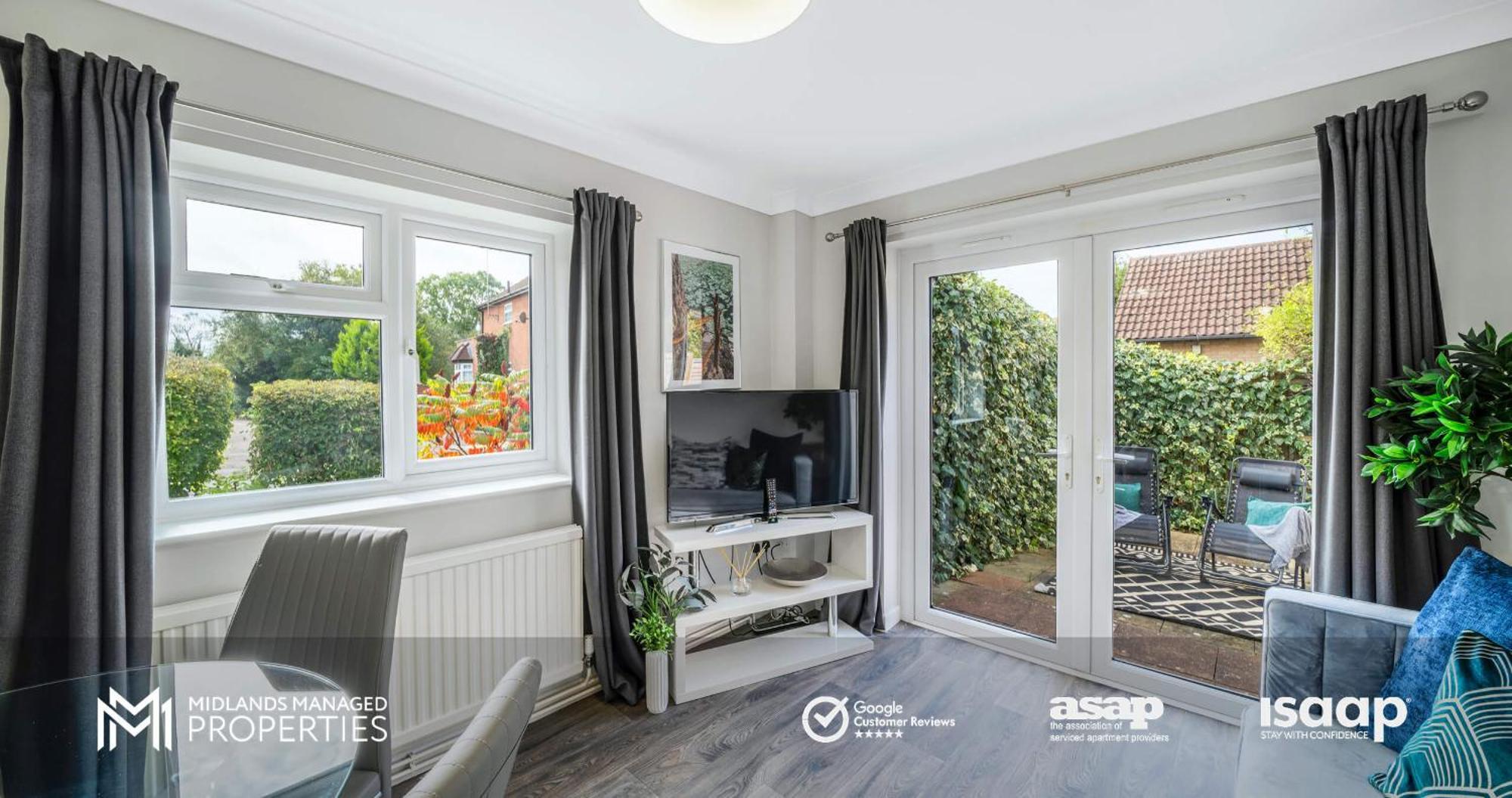 Modern Centre Apartment. Private Entrance, Garden, Parking, Garage, Quiet Neighbourhood Apartment Peterborough