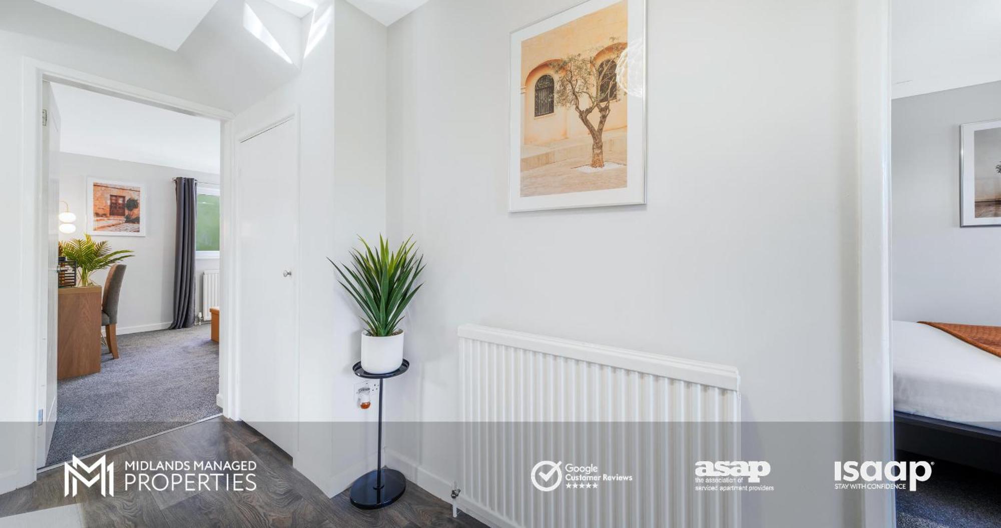 Modern Centre Apartment. Private Entrance, Garden, Parking, Garage, Quiet Neighbourhood *