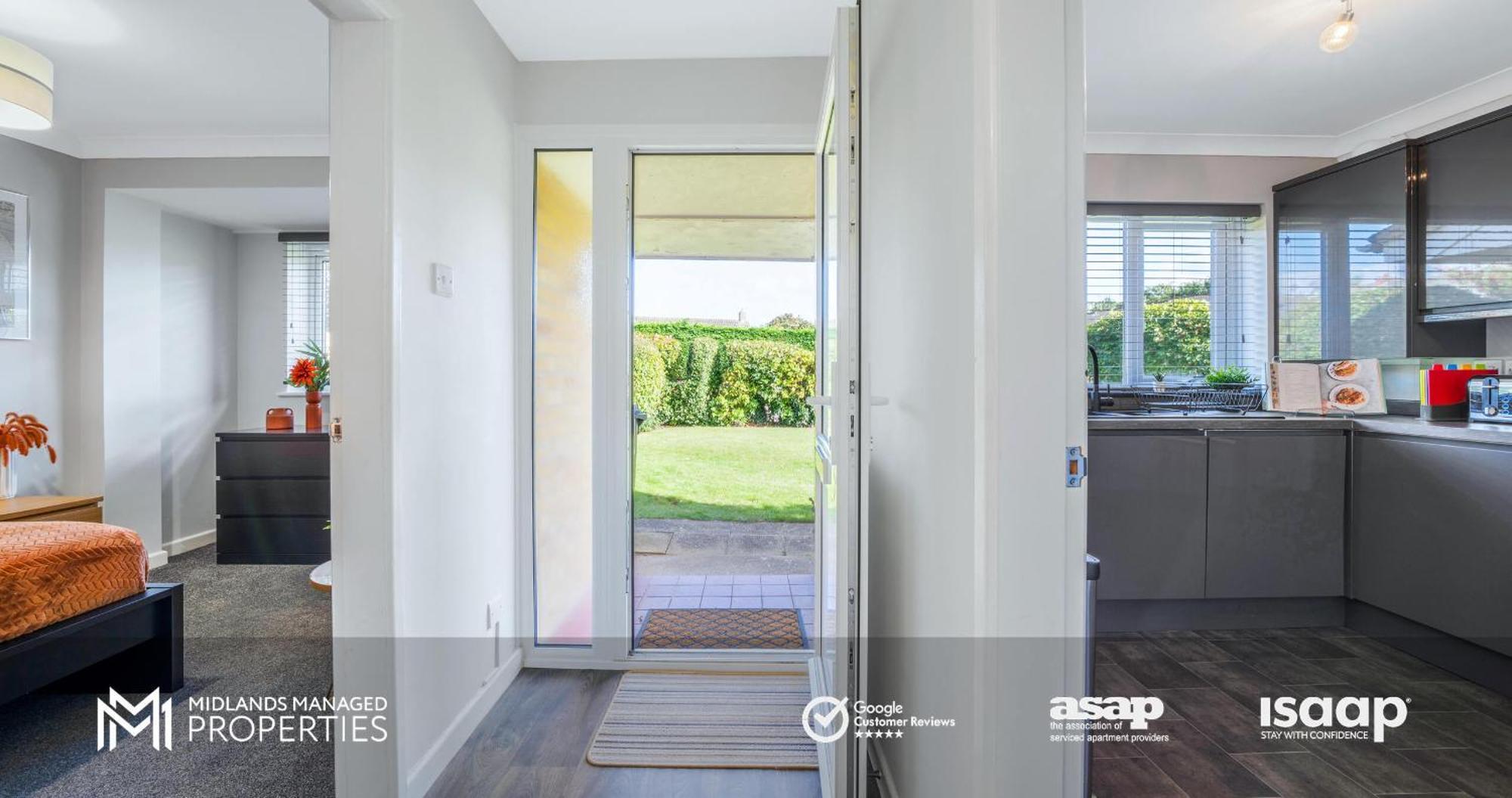 Modern Centre Apartment. Private Entrance, Garden, Parking, Garage, Quiet Neighbourhood Peterborough