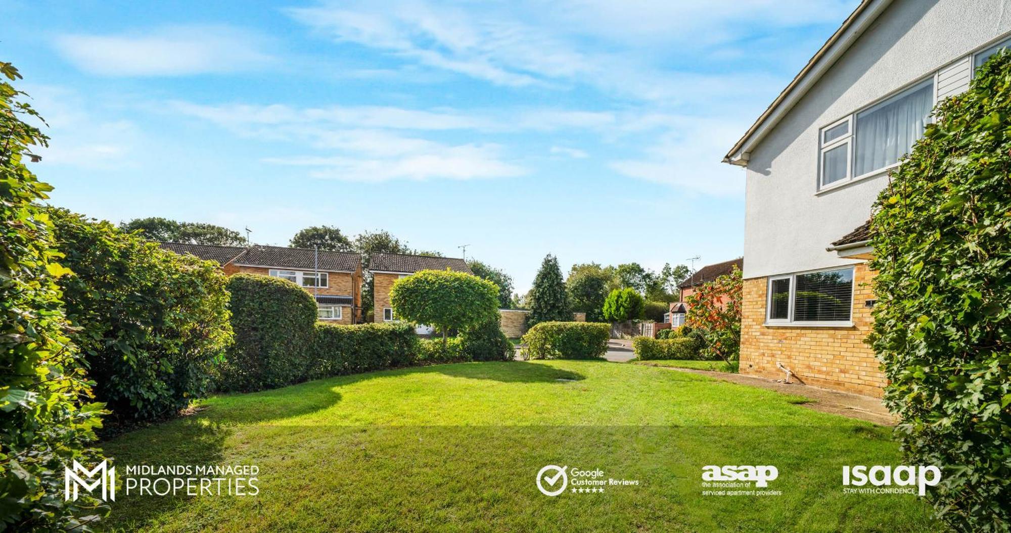 Modern Centre Apartment. Private Entrance, Garden, Parking, Garage, Quiet Neighbourhood * Peterborough