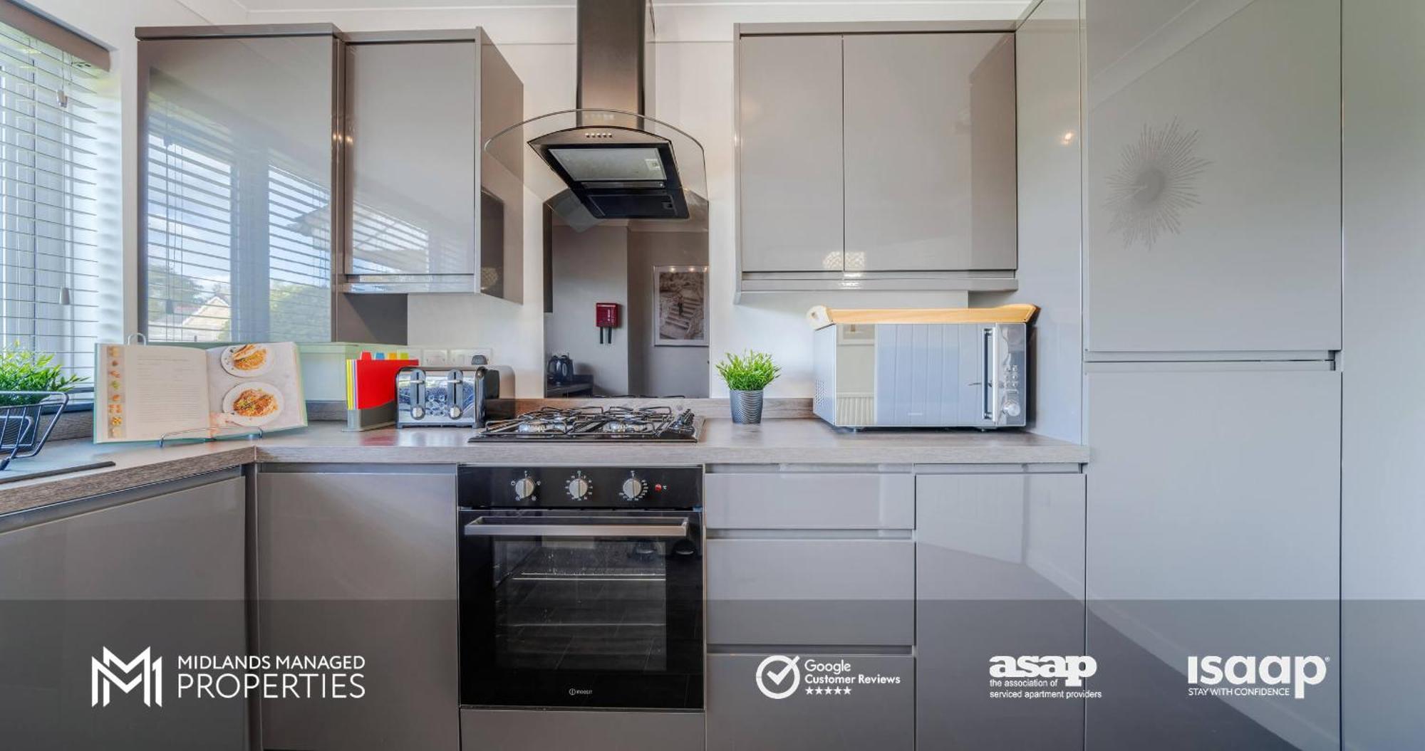 Modern Centre Apartment. Private Entrance, Garden, Parking, Garage, Quiet Neighbourhood