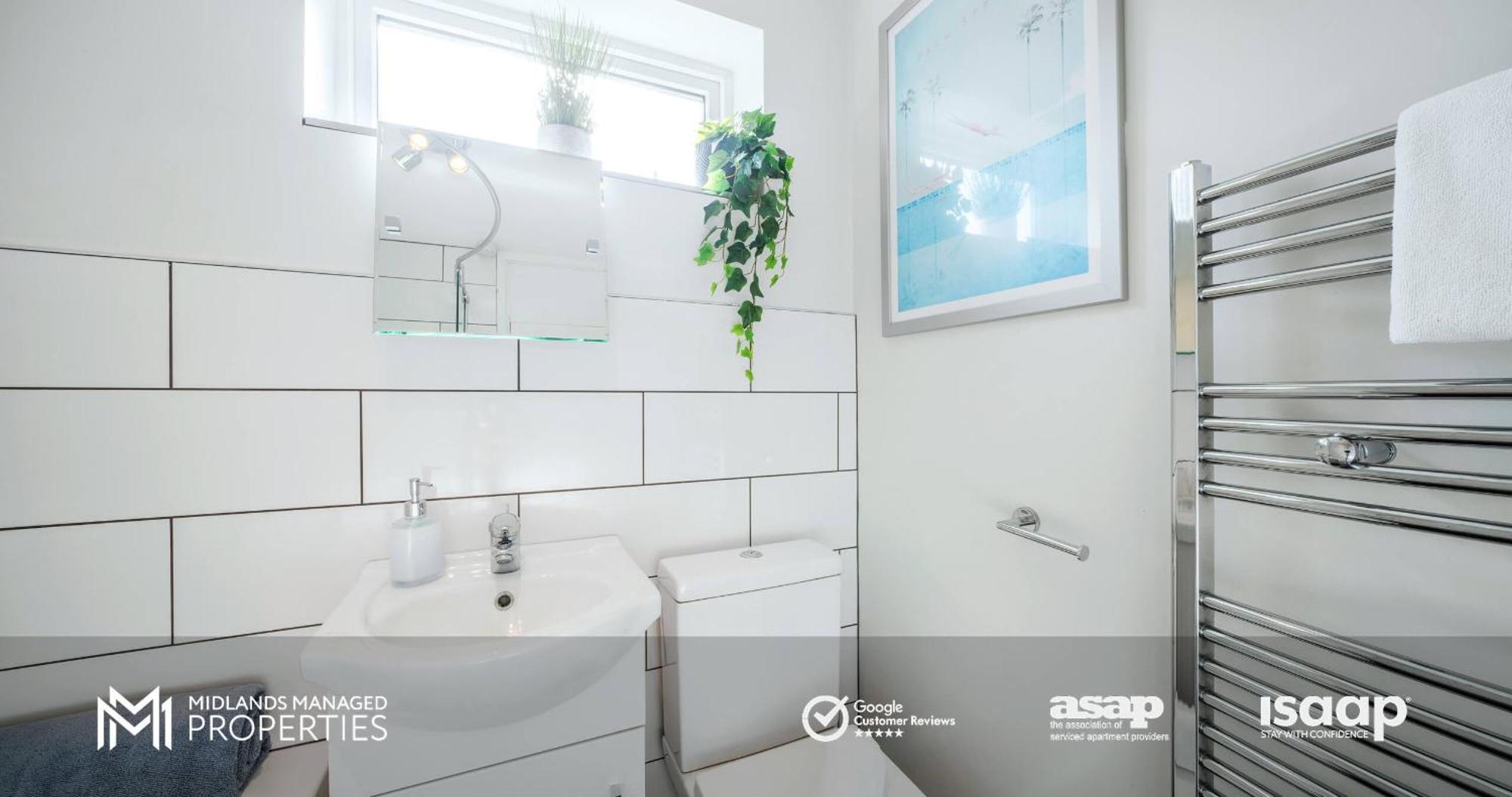 Modern Centre Apartment. Private Entrance, Garden, Parking, Garage, Quiet Neighbourhood Apartment