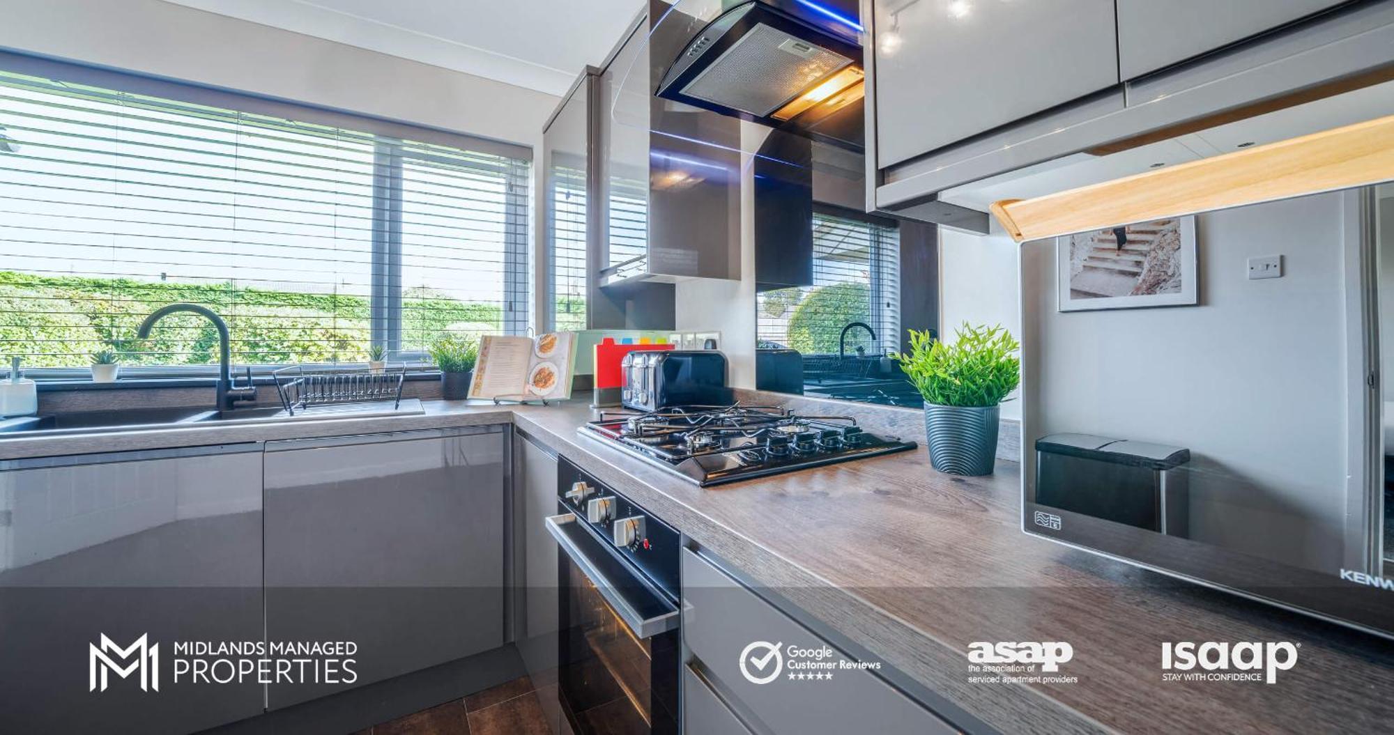 Modern Centre Apartment. Private Entrance, Garden, Parking, Garage, Quiet Neighbourhood Apartment *