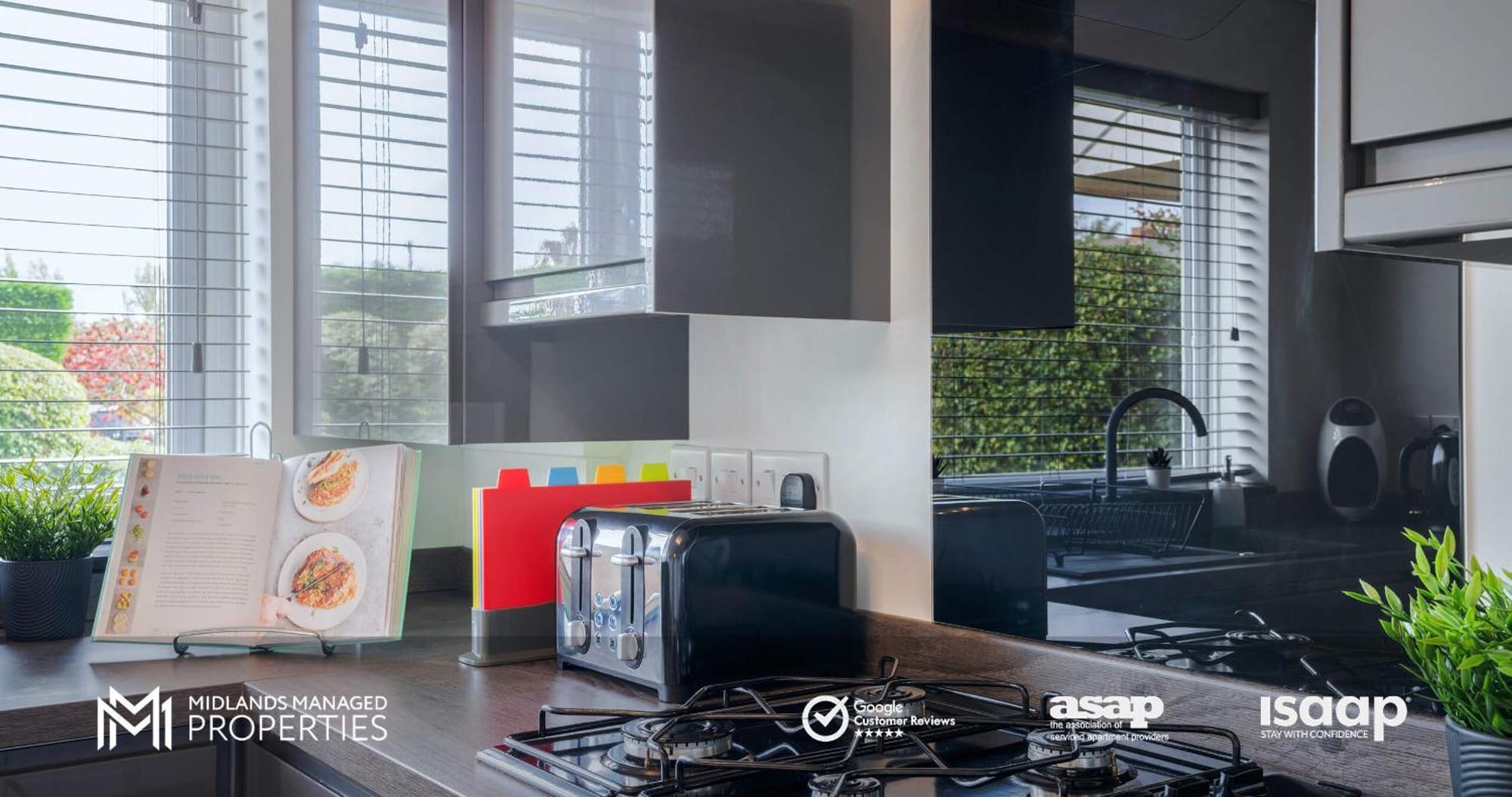 Apartment Modern Centre Apartment. Private Entrance, Garden, Parking, Garage, Quiet Neighbourhood *
