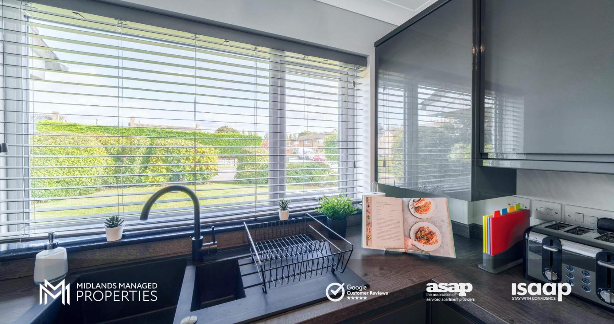 Modern Centre Apartment. Private Entrance, Garden, Parking, Garage, Quiet Neighbourhood *