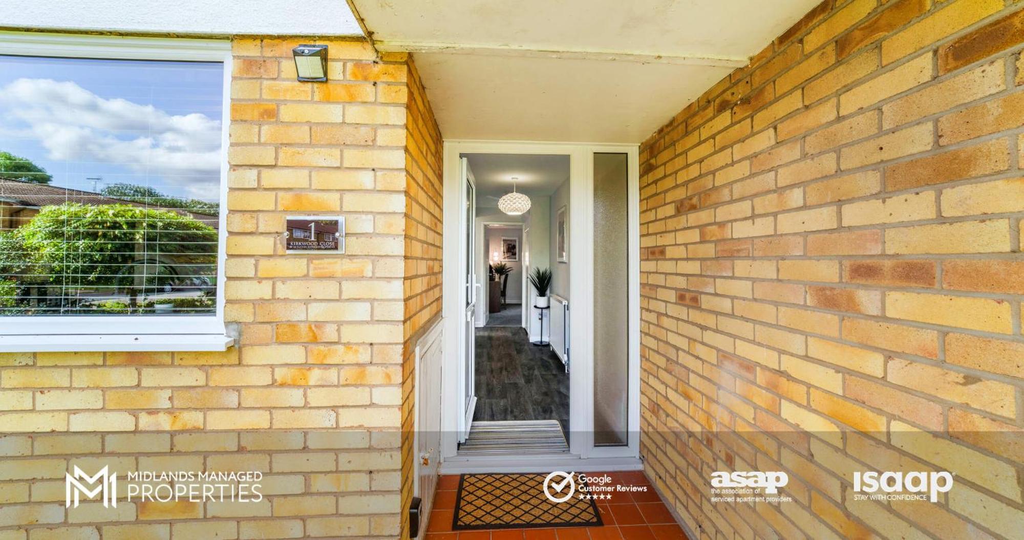Modern Centre Apartment. Private Entrance, Garden, Parking, Garage, Quiet Neighbourhood Peterborough