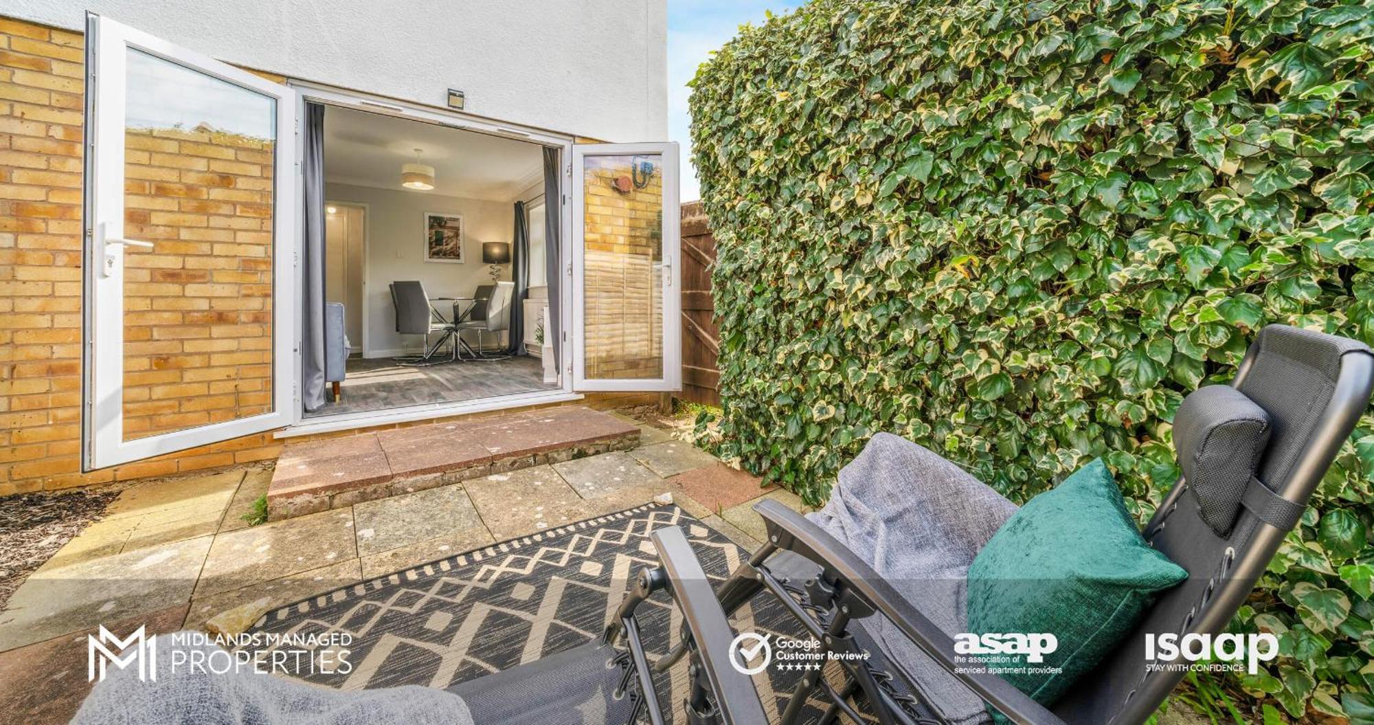 Modern Centre Apartment. Private Entrance, Garden, Parking, Garage, Quiet Neighbourhood Apartment