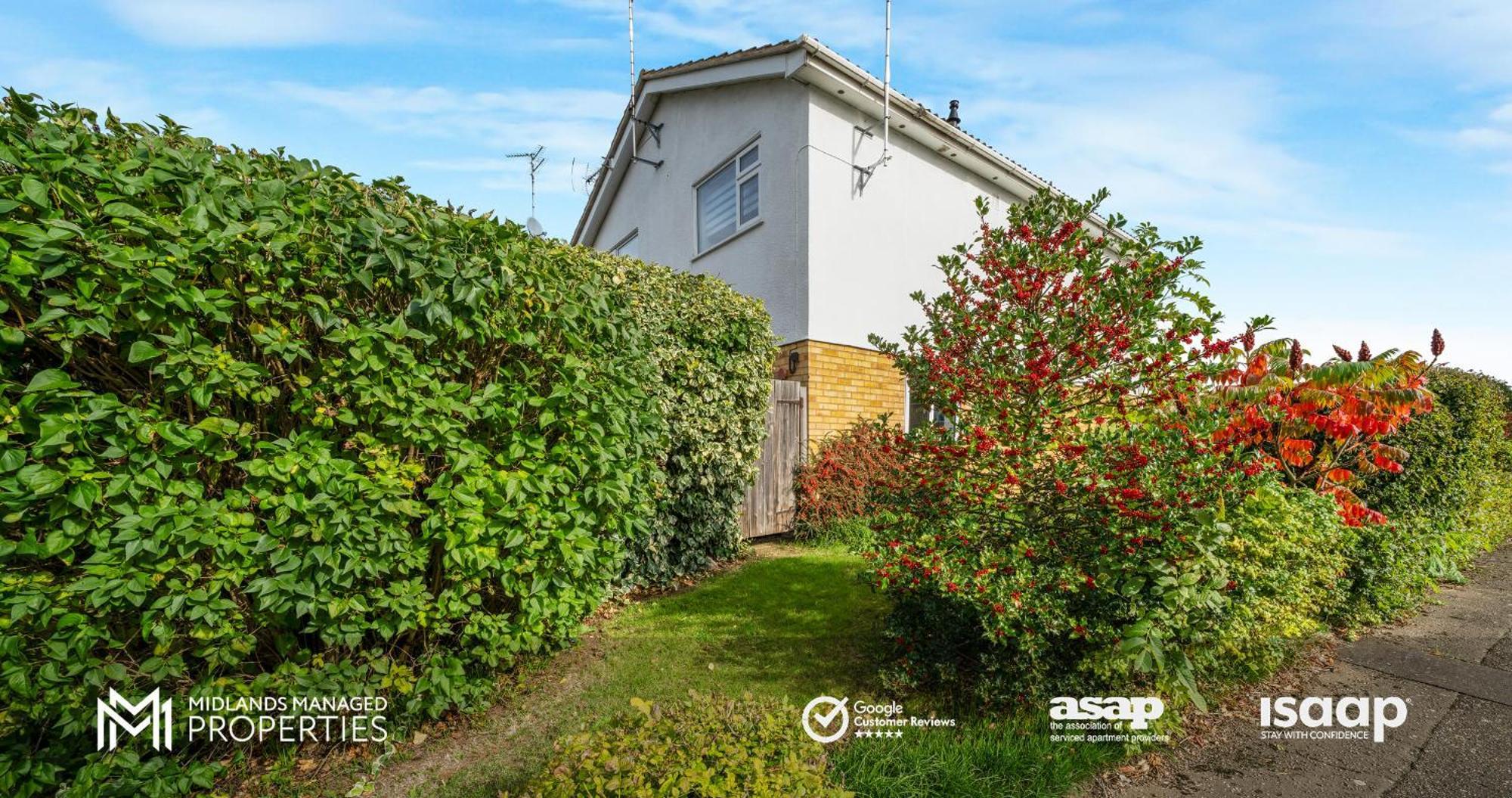 Apartment Modern Centre Apartment. Private Entrance, Garden, Parking, Garage, Quiet Neighbourhood *
