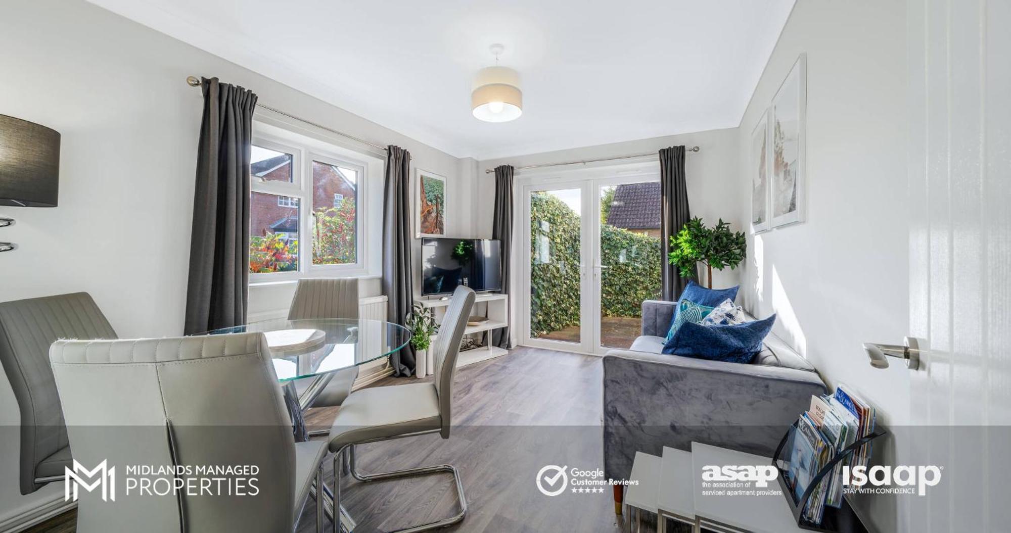 Apartment Modern Centre Apartment. Private Entrance, Garden, Parking, Garage, Quiet Neighbourhood Peterborough