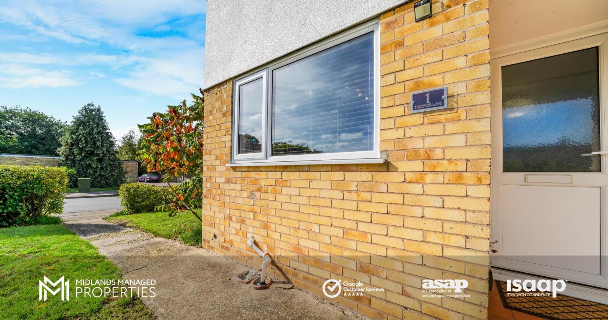 Apartment Modern Centre Apartment. Private Entrance, Garden, Parking, Garage, Quiet Neighbourhood Peterborough