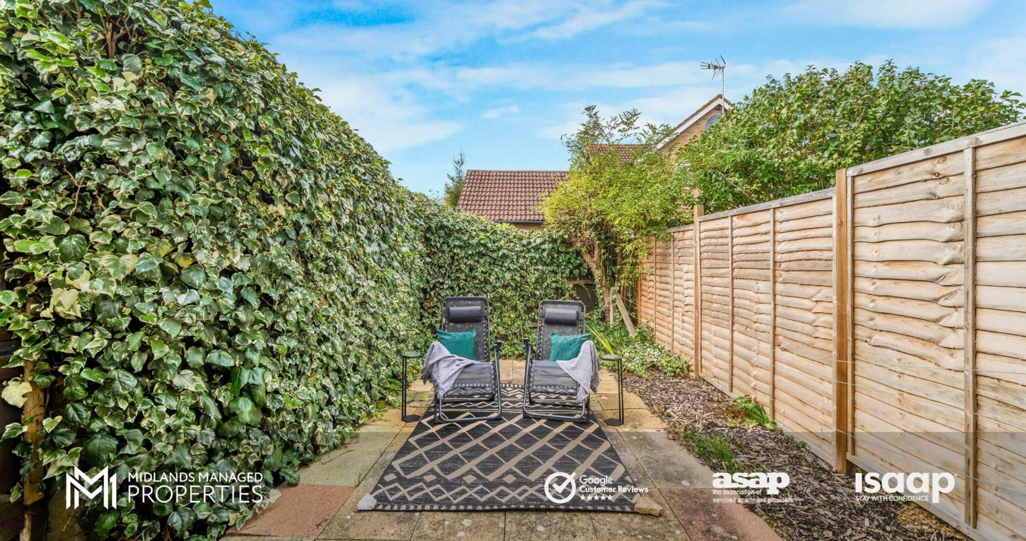Modern Centre Apartment. Private Entrance, Garden, Parking, Garage, Quiet Neighbourhood Apartment *