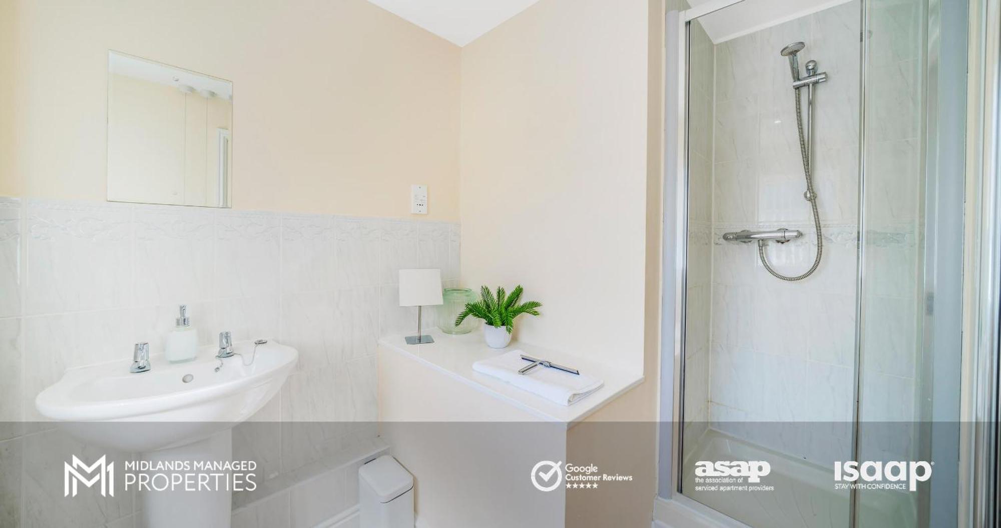 Spacious 5 Double Bedroom Family With 2 Bathrooms Wc Includes Driveway Parking And Extended Lounge And Dining Private Rear Garden In A Great Location