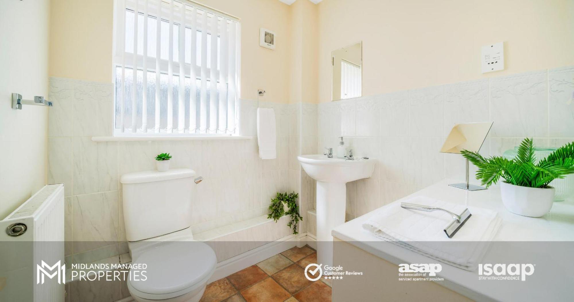 Spacious 5 Double Bedroom Family With 2 Bathrooms Wc Includes Driveway Parking And Extended Lounge And Dining Private Rear Garden In A Great Location Apartment