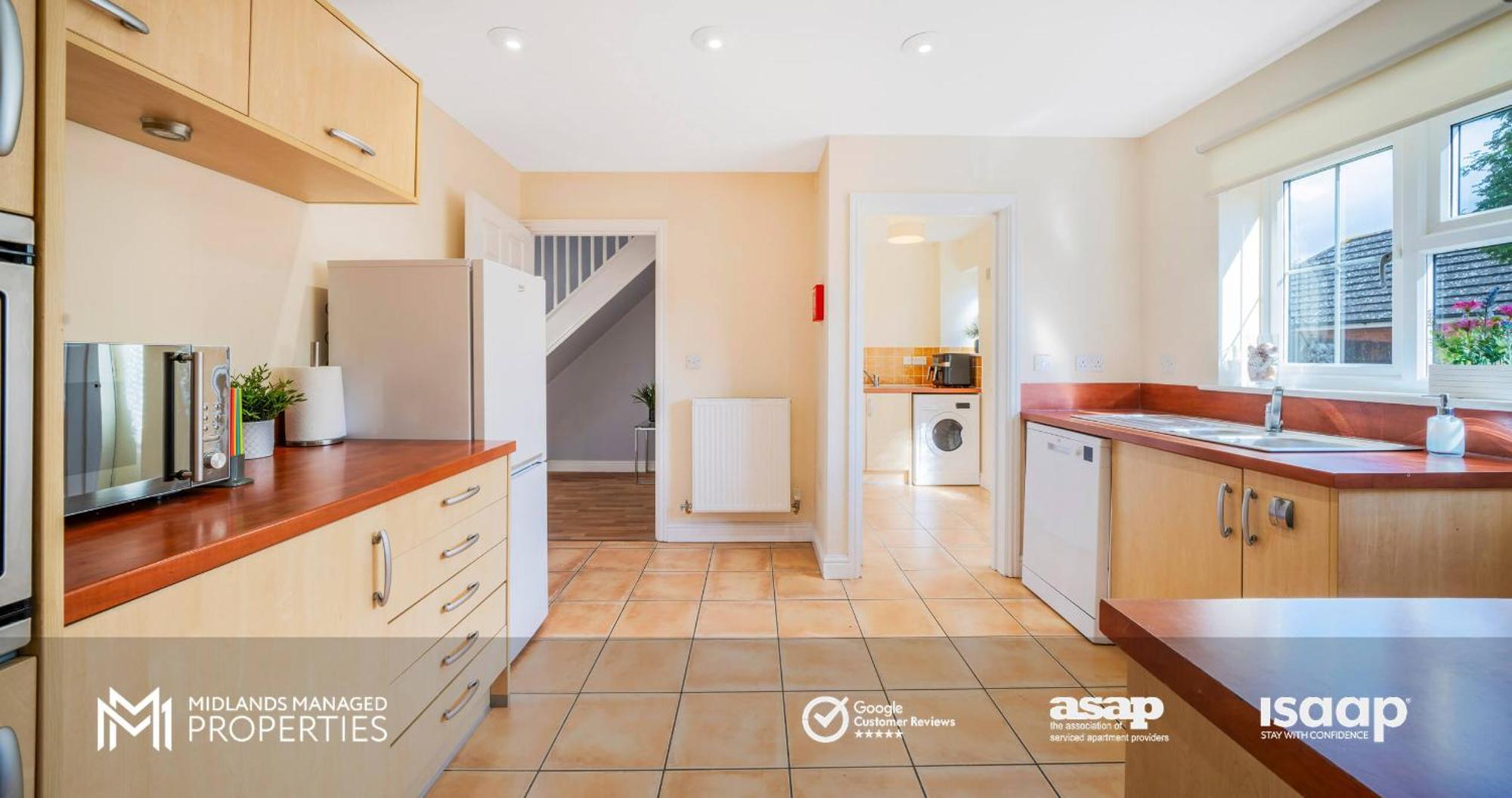 Spacious 5 Double Bedroom Family With 2 Bathrooms Wc Includes Driveway Parking And Extended Lounge And Dining Private Rear Garden In A Great Location * Peterborough