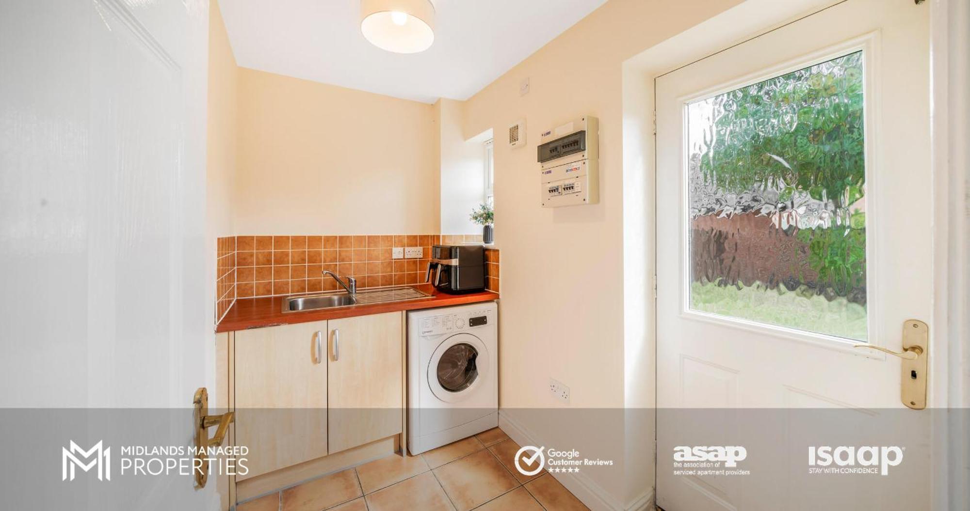 Spacious 5 Double Bedroom Family With 2 Bathrooms Wc Includes Driveway Parking And Extended Lounge And Dining Private Rear Garden In A Great Location * Peterborough