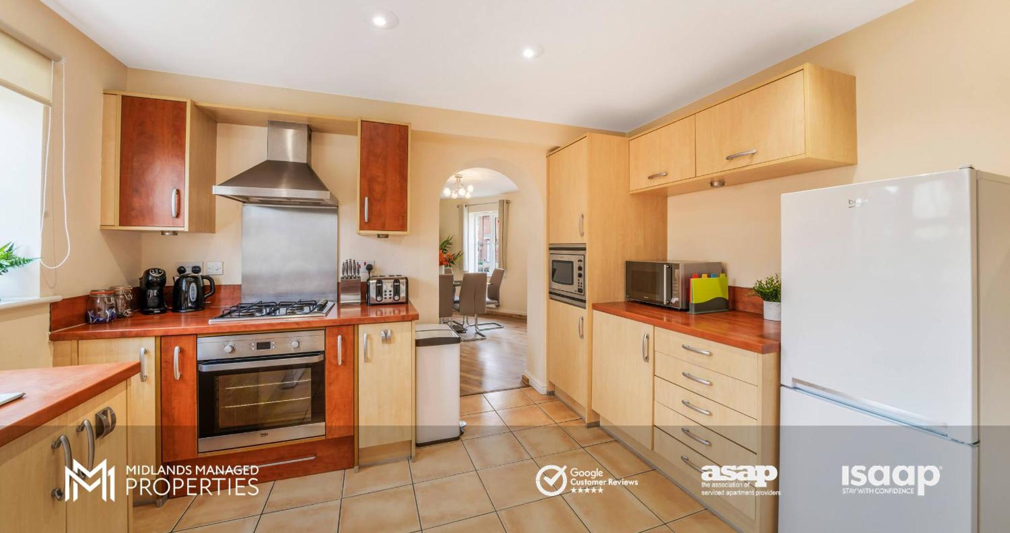 Spacious 5 Double Bedroom Family With 2 Bathrooms Wc Includes Driveway Parking And Extended Lounge And Dining Private Rear Garden In A Great Location Apartment