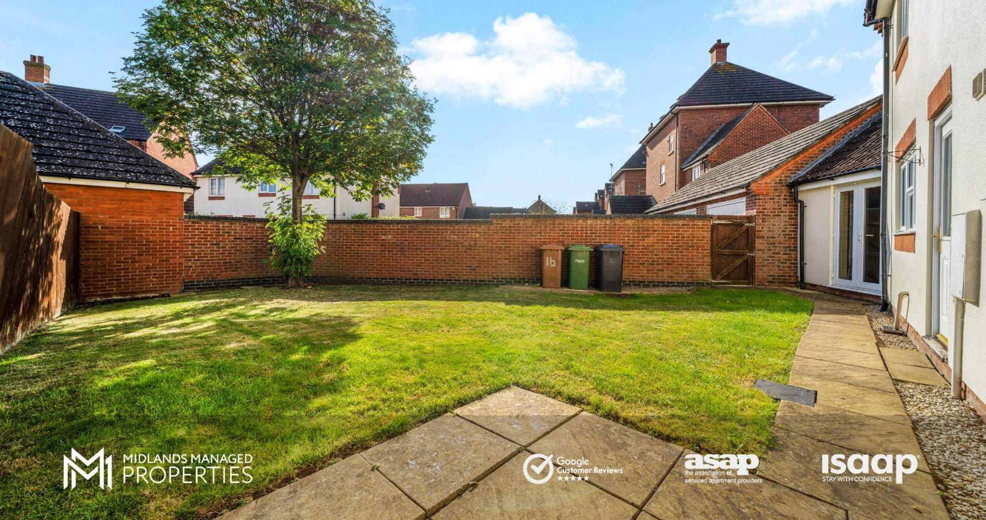 Spacious 5 Double Bedroom Family With 2 Bathrooms Wc Includes Driveway Parking And Extended Lounge And Dining Private Rear Garden In A Great Location Apartment