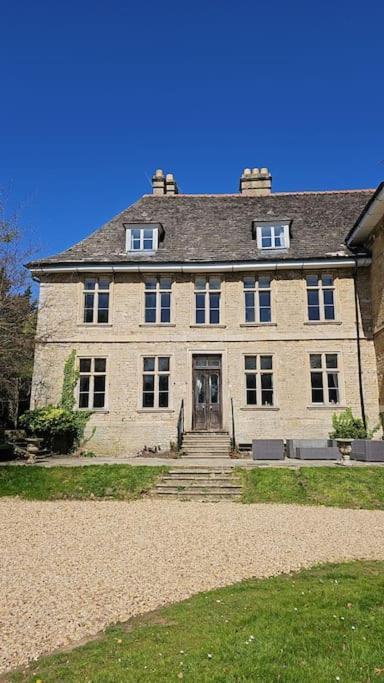 Villa Russell Hill Manor Peterborough