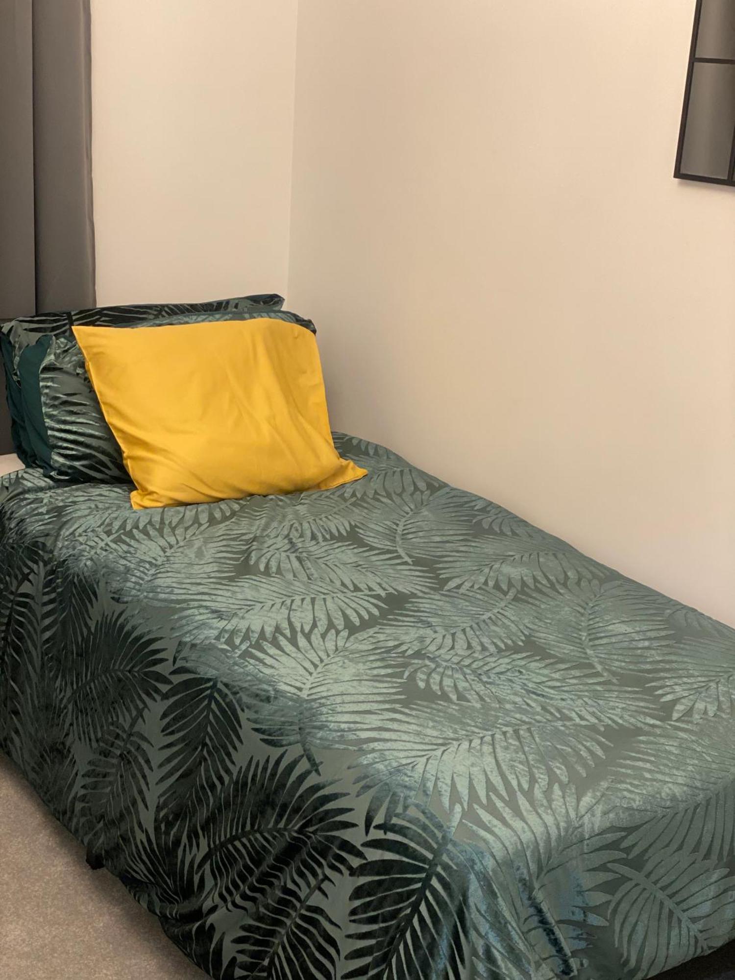 Center: Modern 2-bedroom With Parking *