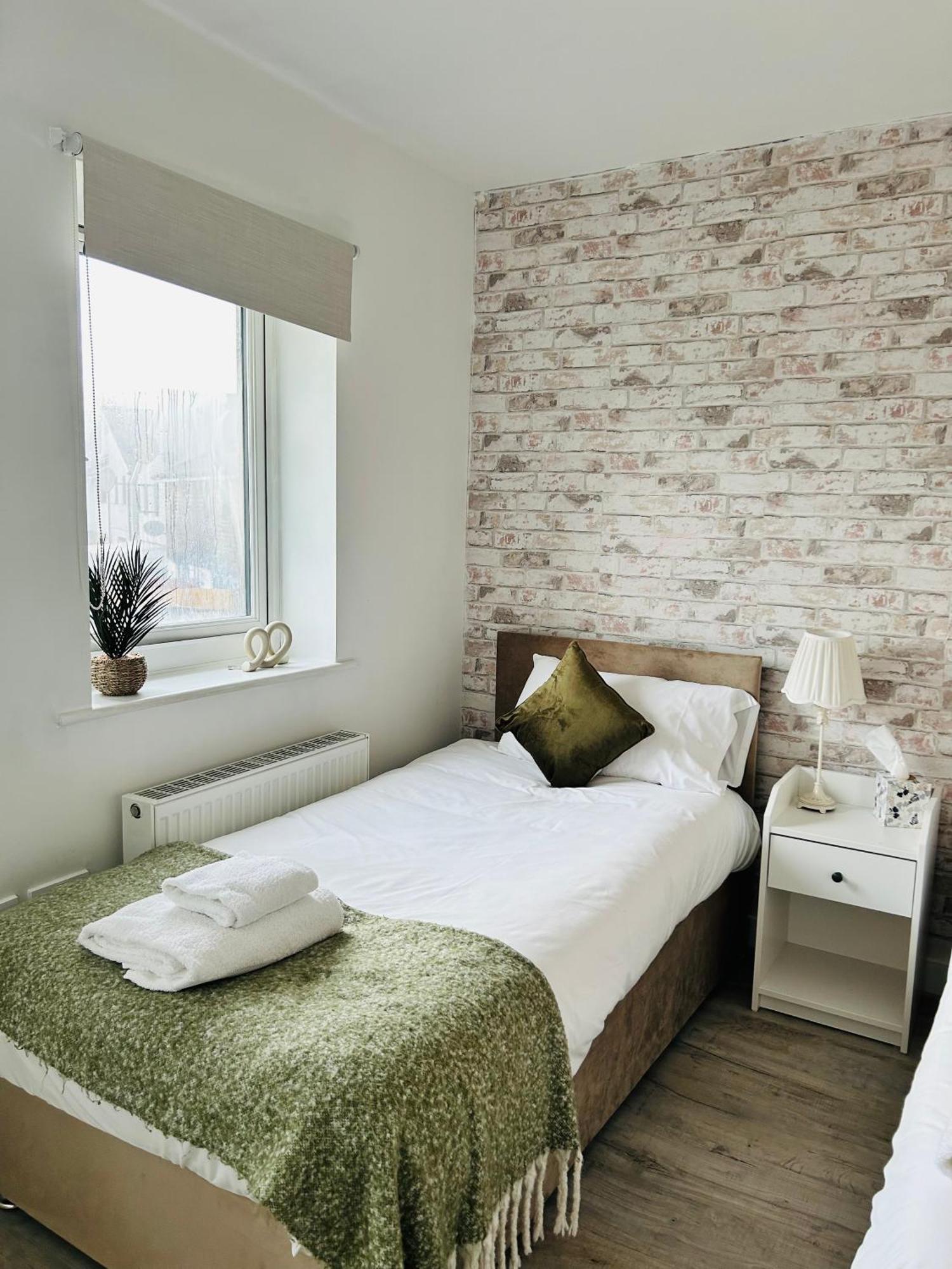 Modern, Spacious House Near Town Peterborough