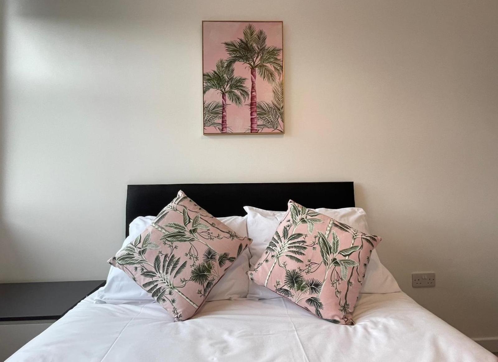 Apartment Opp - High End 2 Bed 2 With Secure Parking! Big Savings Booking 4 Nights Or More! *
