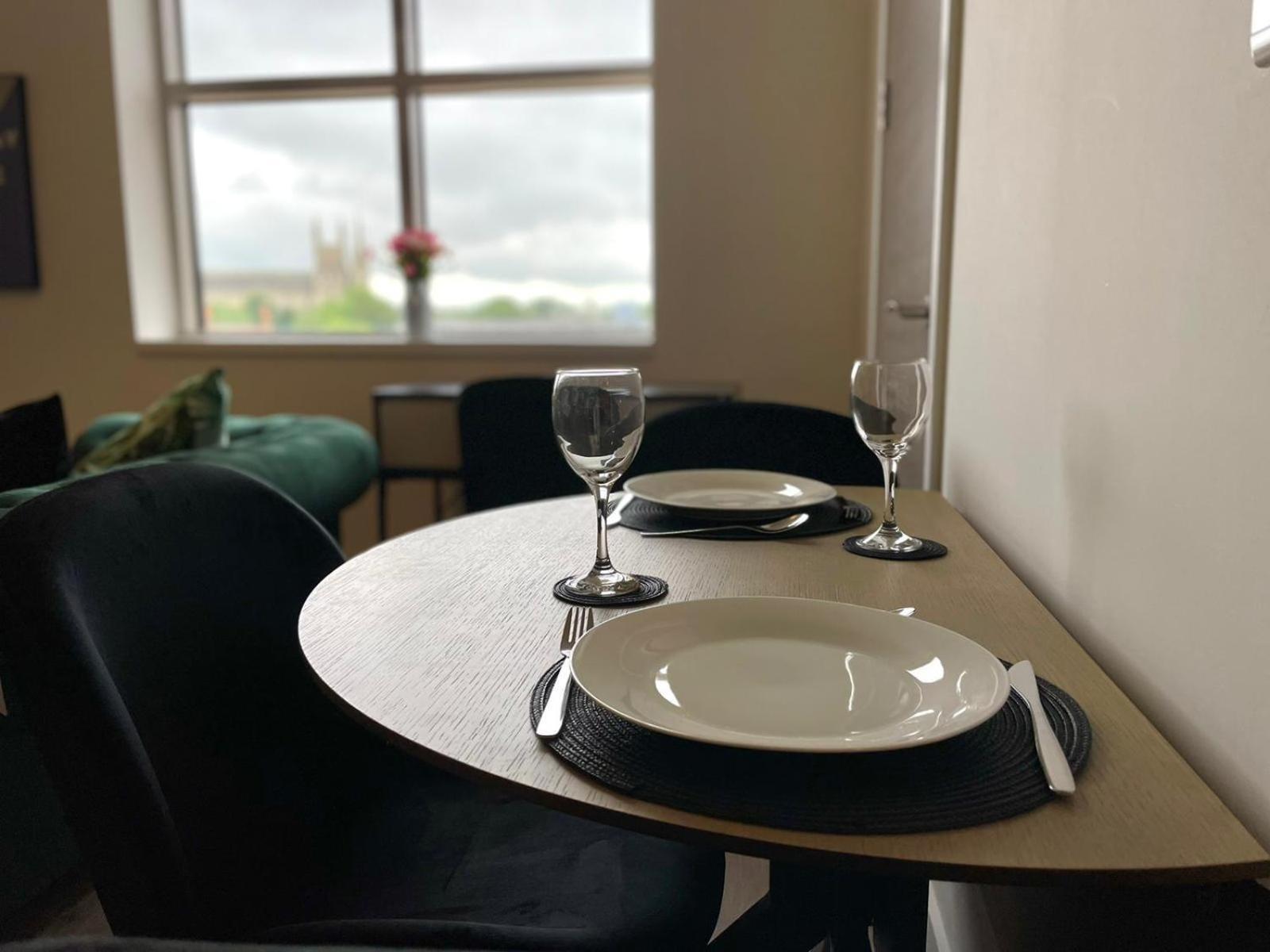 Opp - High End 2 Bed 2 With Secure Parking! Big Savings Booking 4 Nights Or More! *