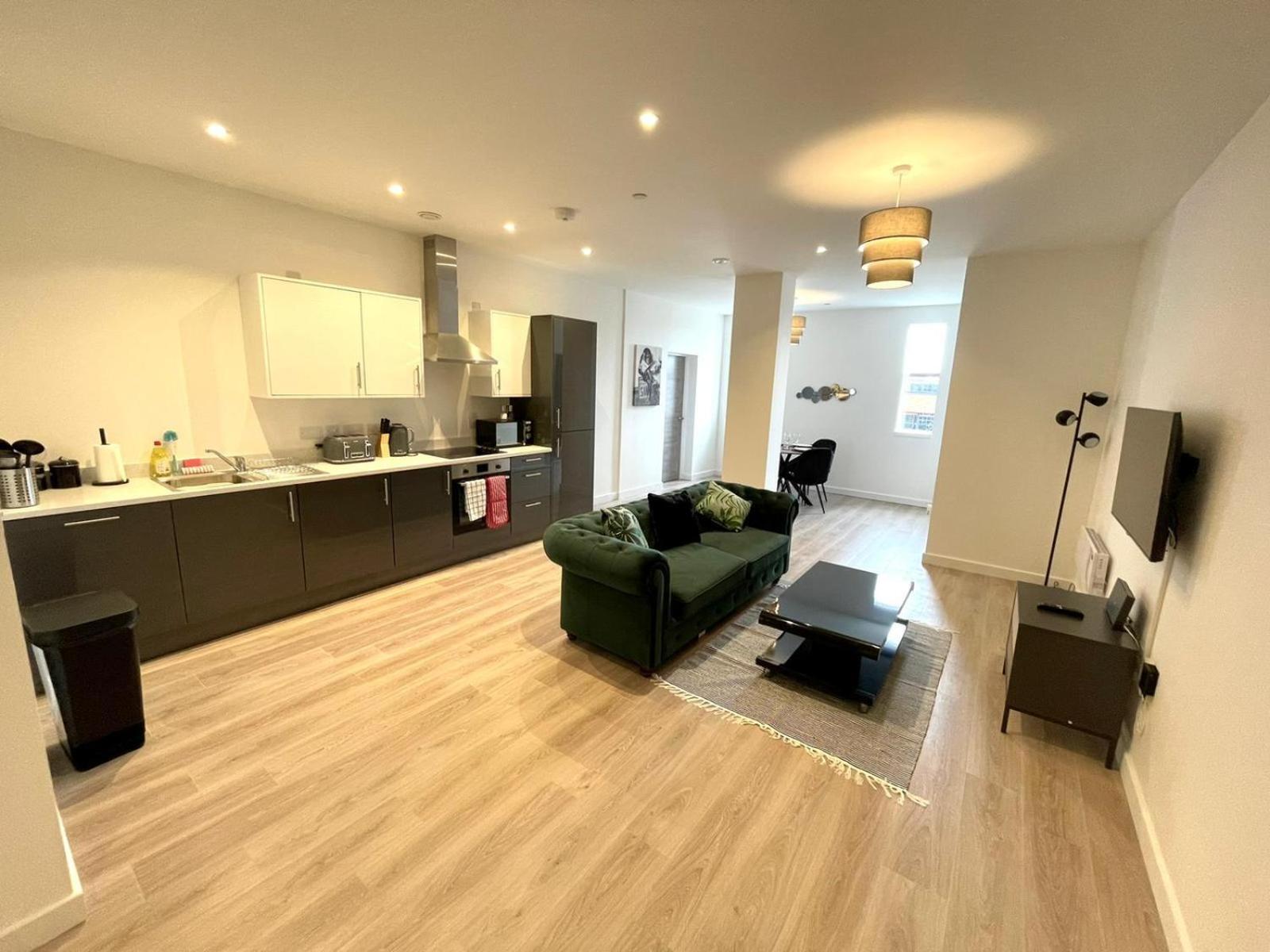 Apartment Opp - High End 2 Bed 2 With Secure Parking! Big Savings Booking 4 Nights Or More!